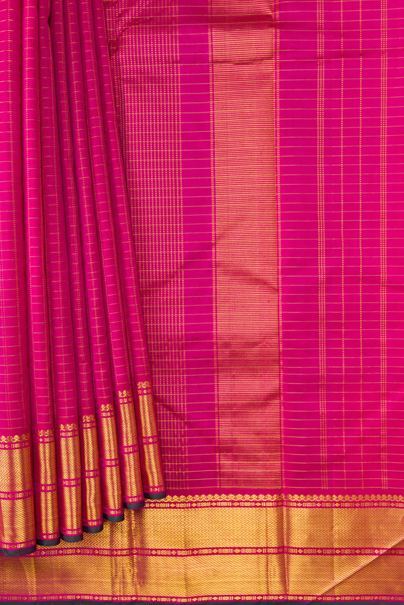 Pleats and pallu of Pink Dual Tone Kanchipuram Silk Saree with Checked design on the body and Zari Border. 