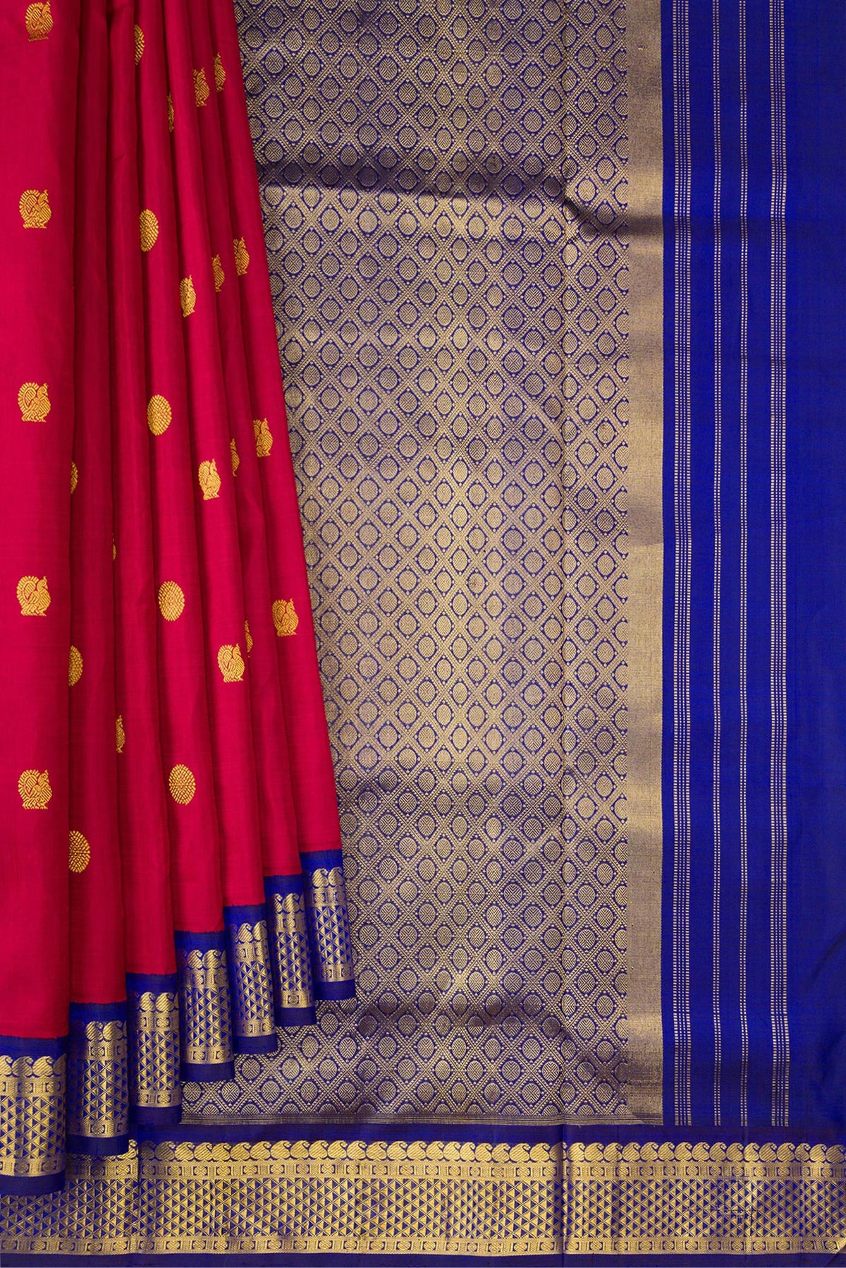 Pleats and pallu of Maroon Dual Tone Kanchipuram Silk Nine Yards Saree with Zari Butta on the body and Zari Border. 