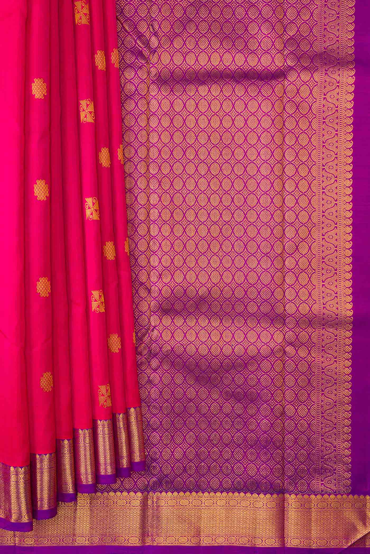 Pleats and pallu of Pink Dual Tone Kanchipuram Silk Saree with Zari Butta on the body and Zari Border. 