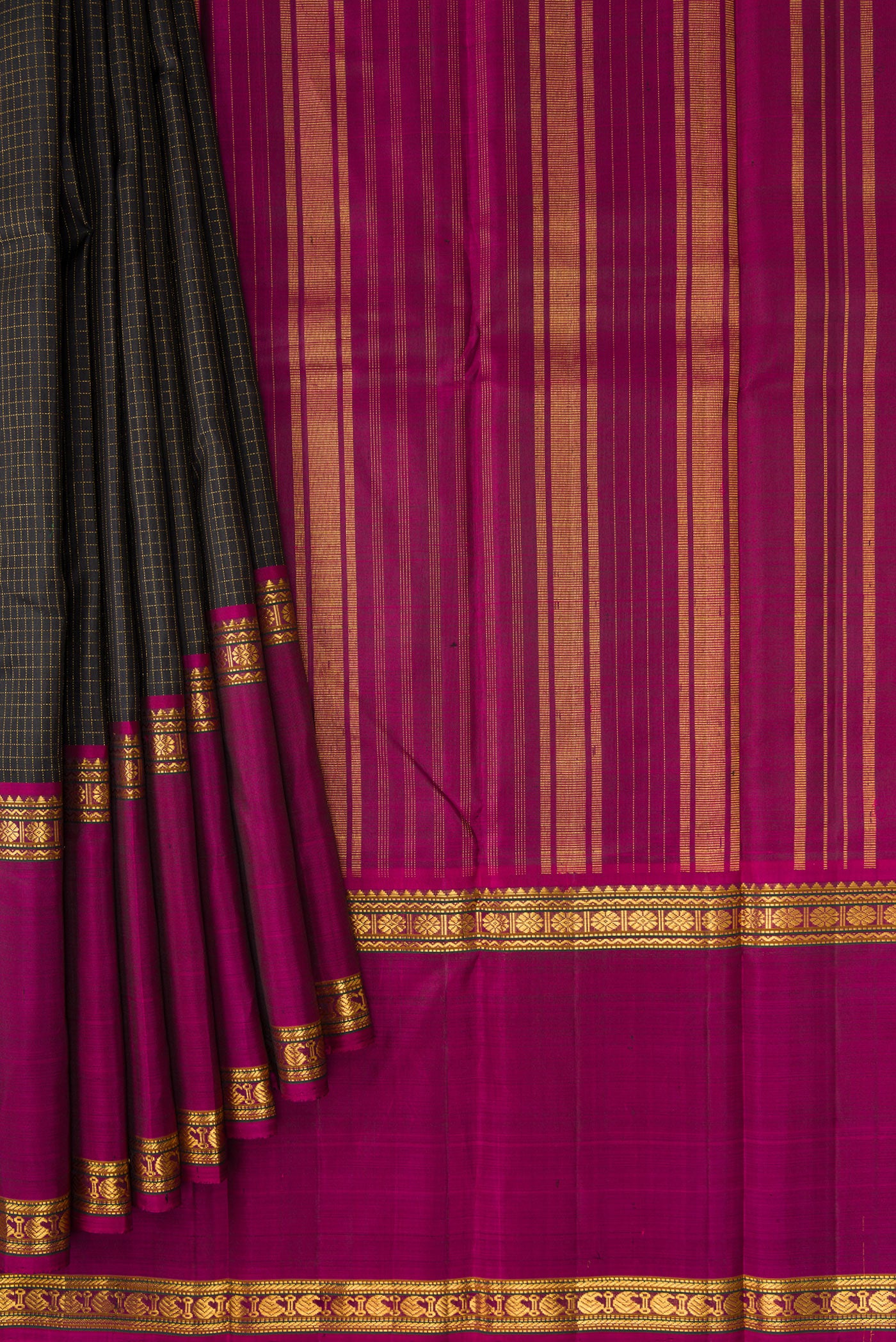 Pleats and pallu of Black Dual Tone Kanjivaram Silk Saree with Checked design on the body and Ganga Jamuna Border. 