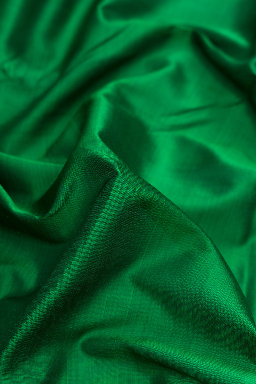 Close up of Bottle Green Dual Tone Kanchipuram Silk Nine Yards Saree with Plain Body and Zari Border.  displaying folds