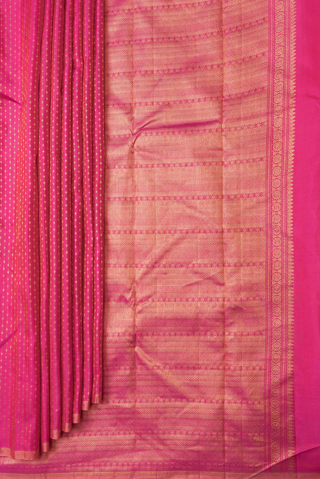 Pleats and pallu of Dark Pink Dual Tone Kanchipuram Silk Saree with Zari Butta on the body and Thin Zari Line. 