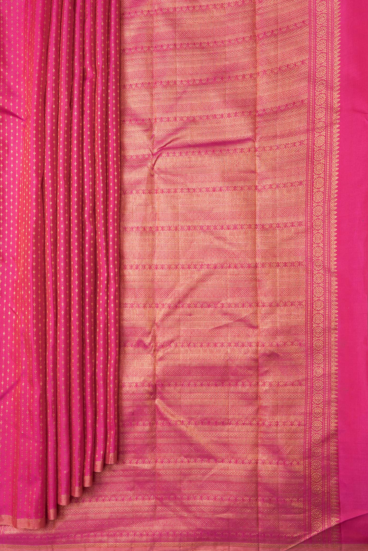 Pleats and pallu of Dark Pink Dual Tone Kanchipuram Silk Saree with Zari Butta on the body and Thin Zari Line. 