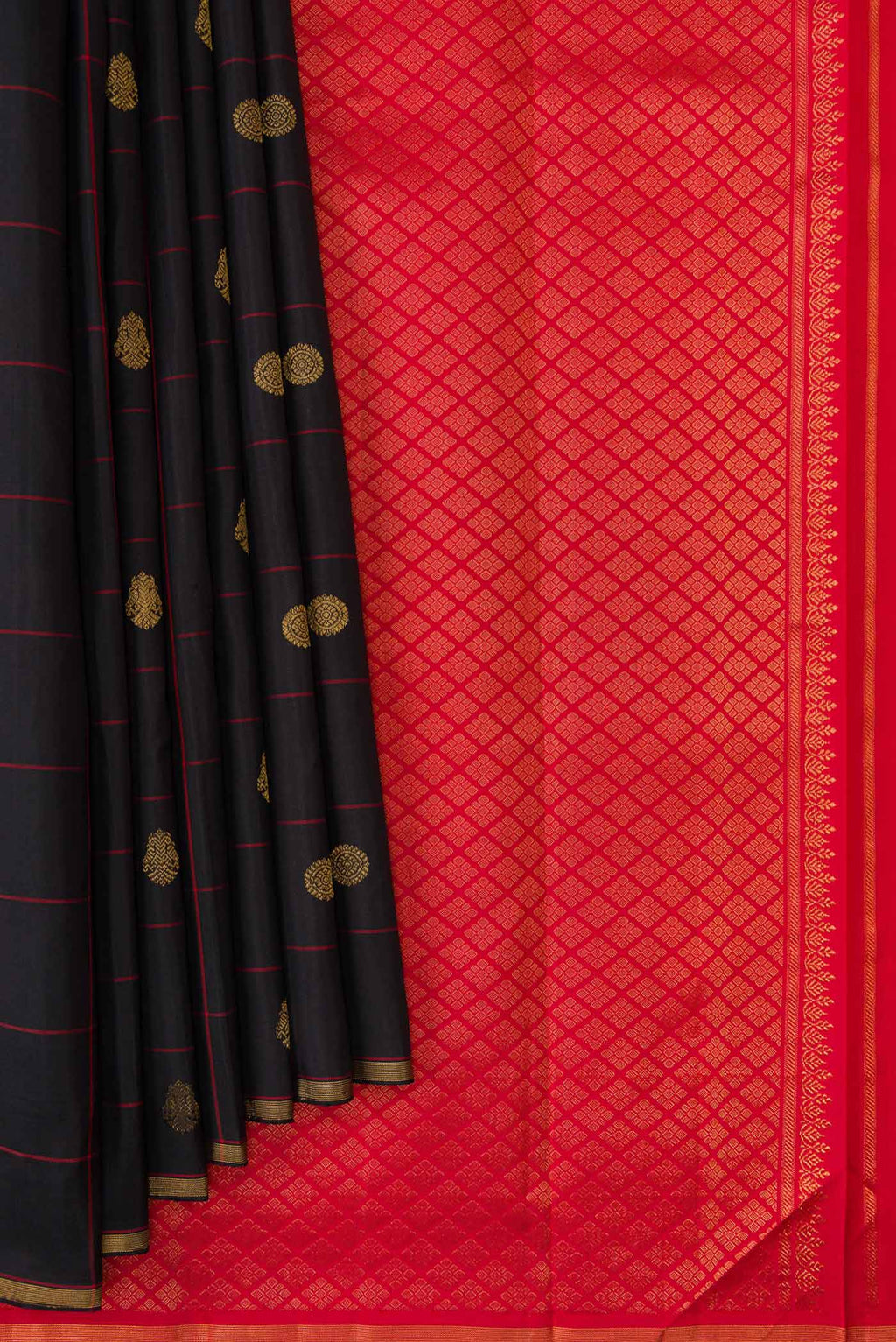 Pleats and pallu of Black Dual Tone Kanchipuram Silk Saree with Checked design on the body and Thin Zari Line. 
