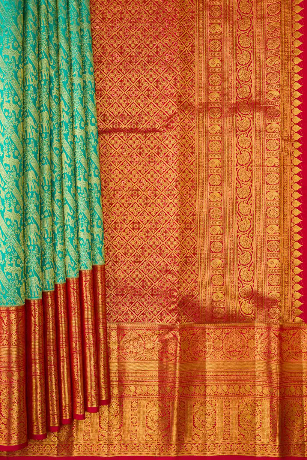 Pleats and pallu of Sea Green Dual Tone Kanchipuram Silk Saree with Zari Brocade on the body and Zari Border. 
