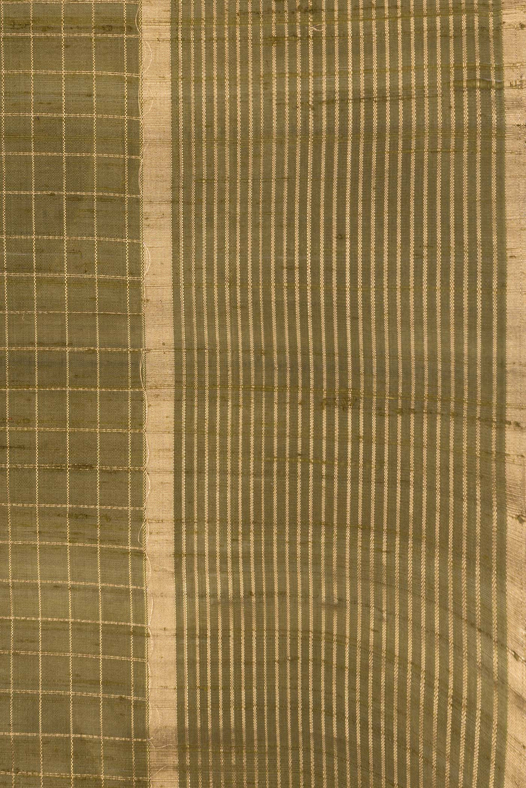 Border image of Mehandi Green Dual Tone Raw Silk Saree with Checked design on the body and Zari Border. 