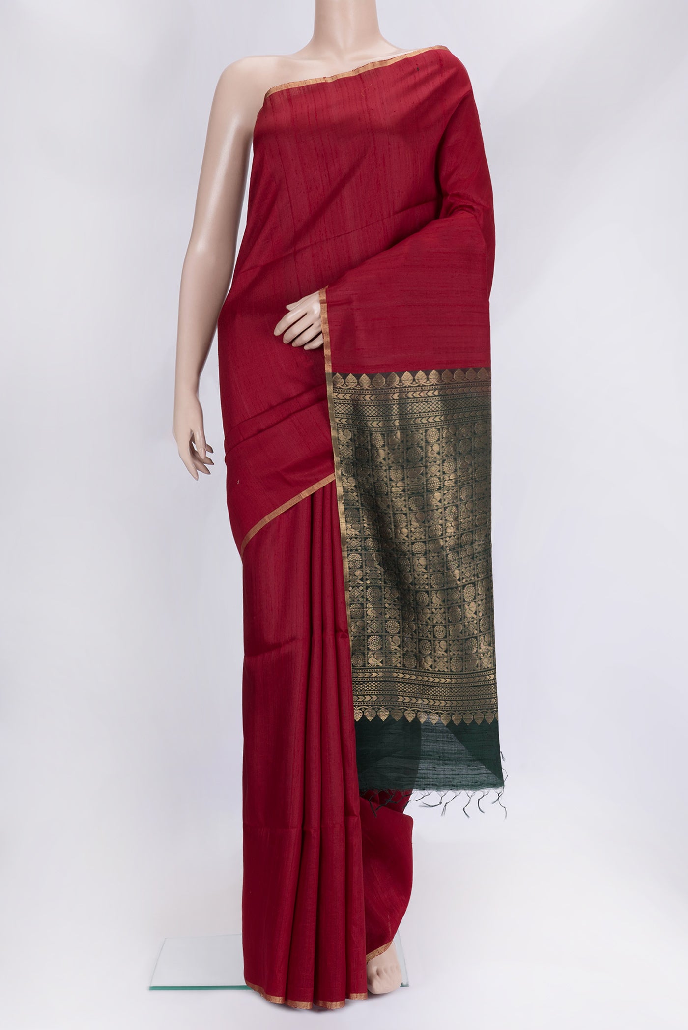Maroon Dual Tone Raw Silk Saree with Plain Body and Thin Zari Line.  displayed on a mannequin
