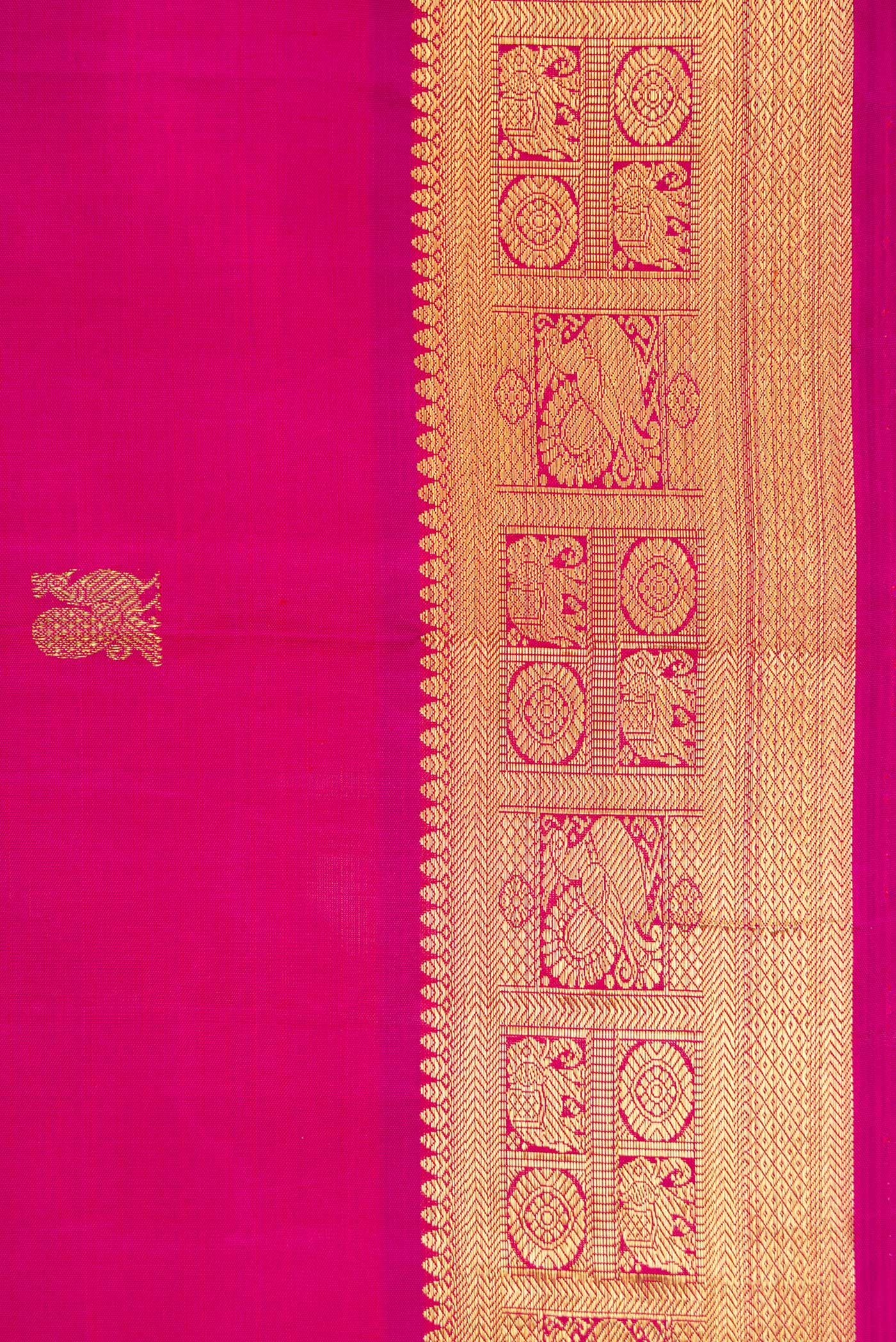 Border image of Pure Silk Pure Zari Magenta Dual Tone Kanchipuram Saree with Zari Butta on the body and Zari Border. 