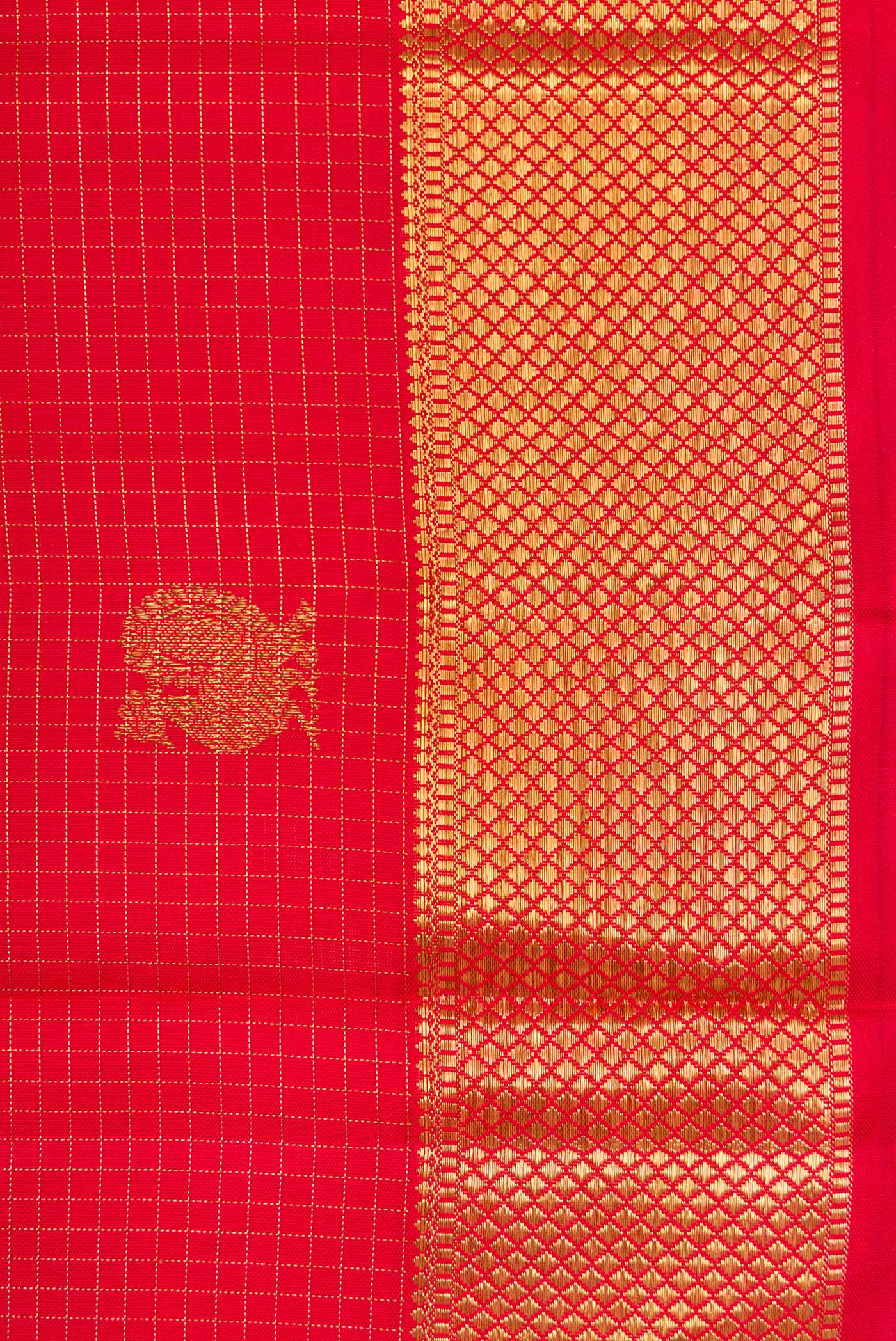 Border image of Pure Silk Pure Zari Dark Pink Dual Tone Kanjivaram Saree with Zari Butta on the body and Zari Border. 