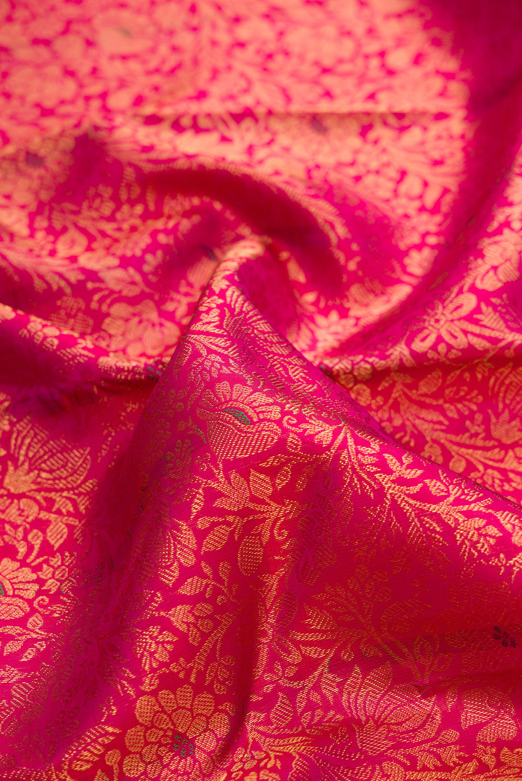 Close up of Pure Silk Pure Zari Pink Dual Tone Kanjivaram Saree with Zari Brocade on the body and Zari Border.  displaying folds