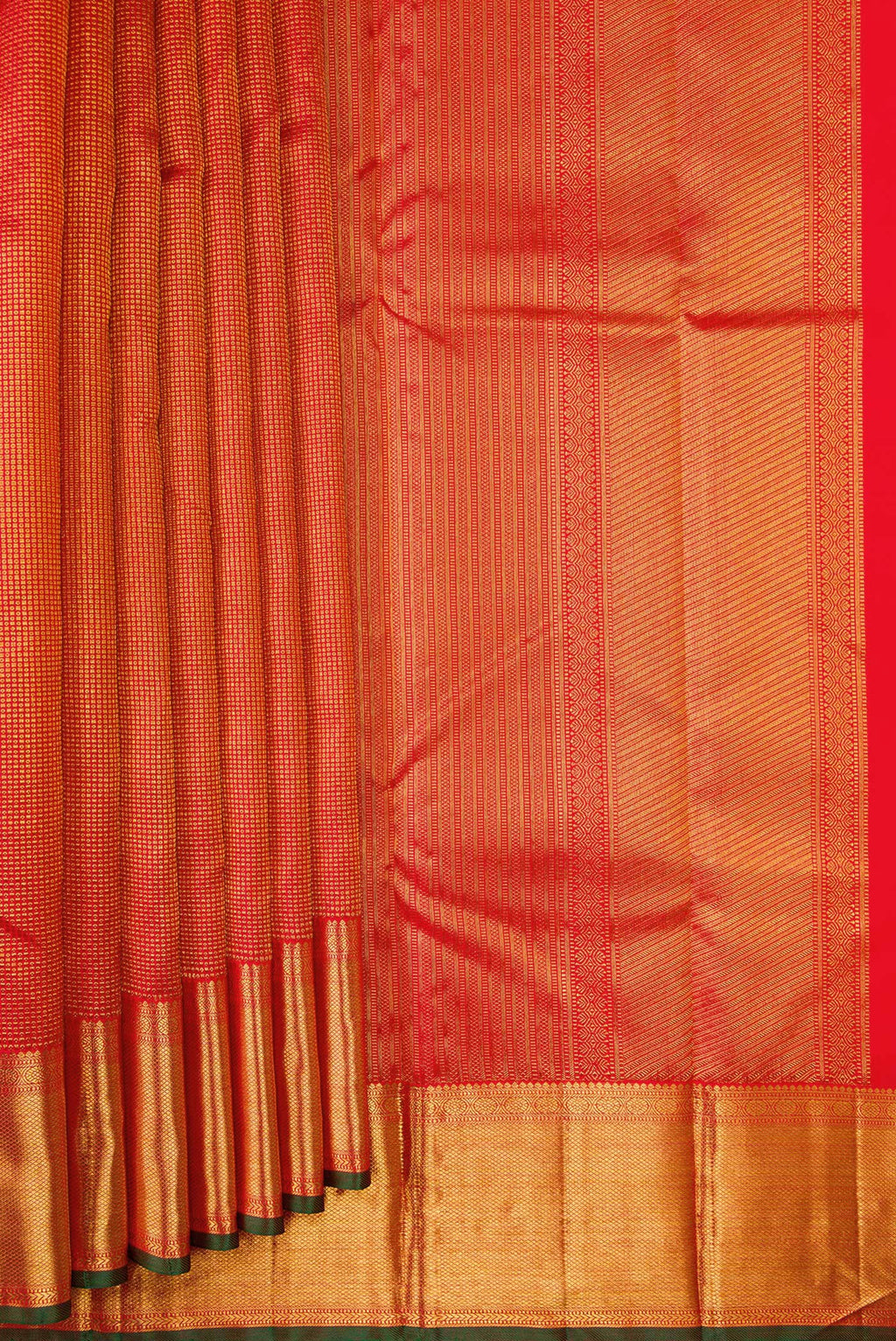 Pleats and pallu of Dark Pink Dual Tone Kanchipuram Silk Saree with Zari Brocade on the body and Zari Border. 