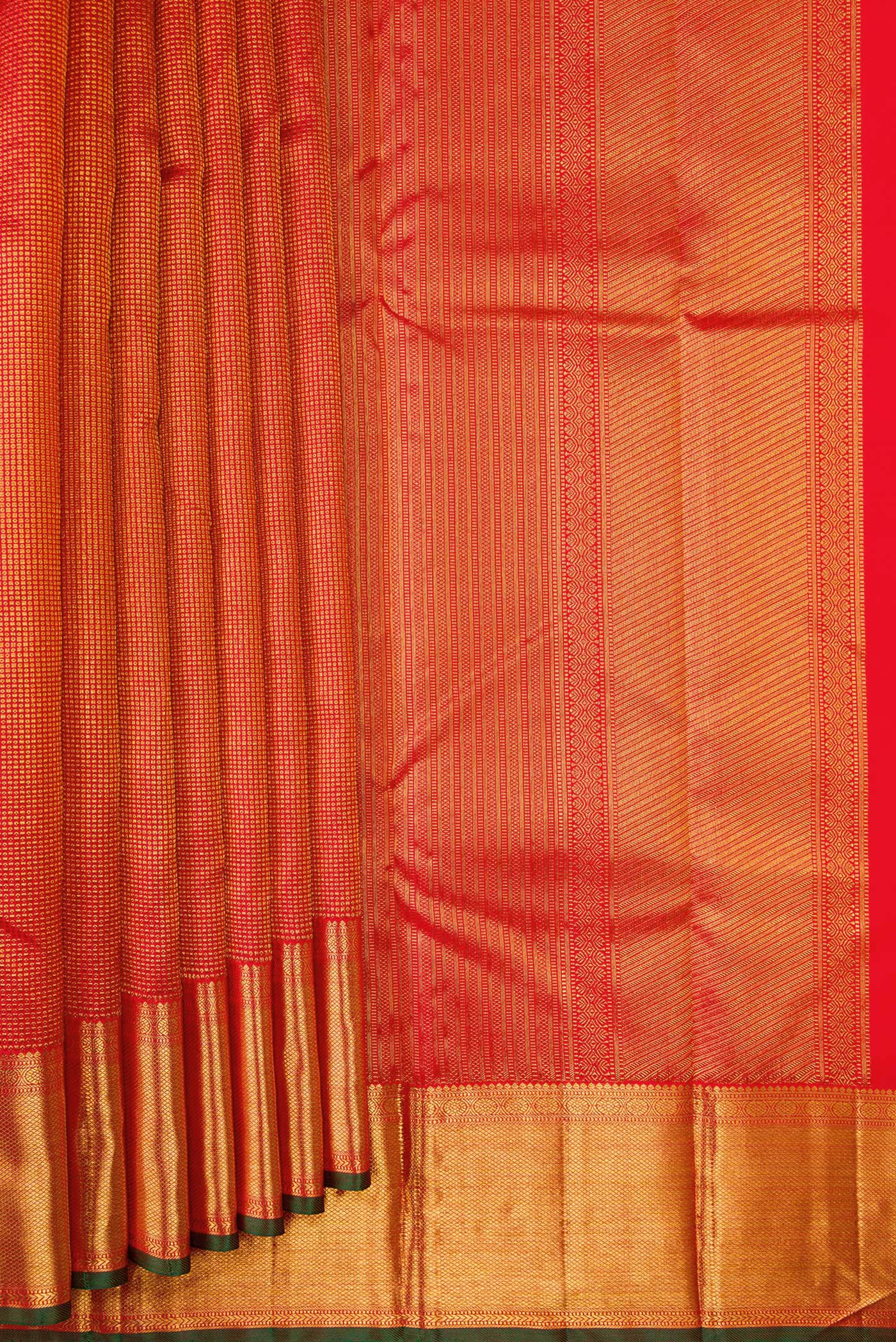 Pleats and pallu of Dark Pink Dual Tone Kanchipuram Silk Saree with Zari Brocade on the body and Zari Border. 
