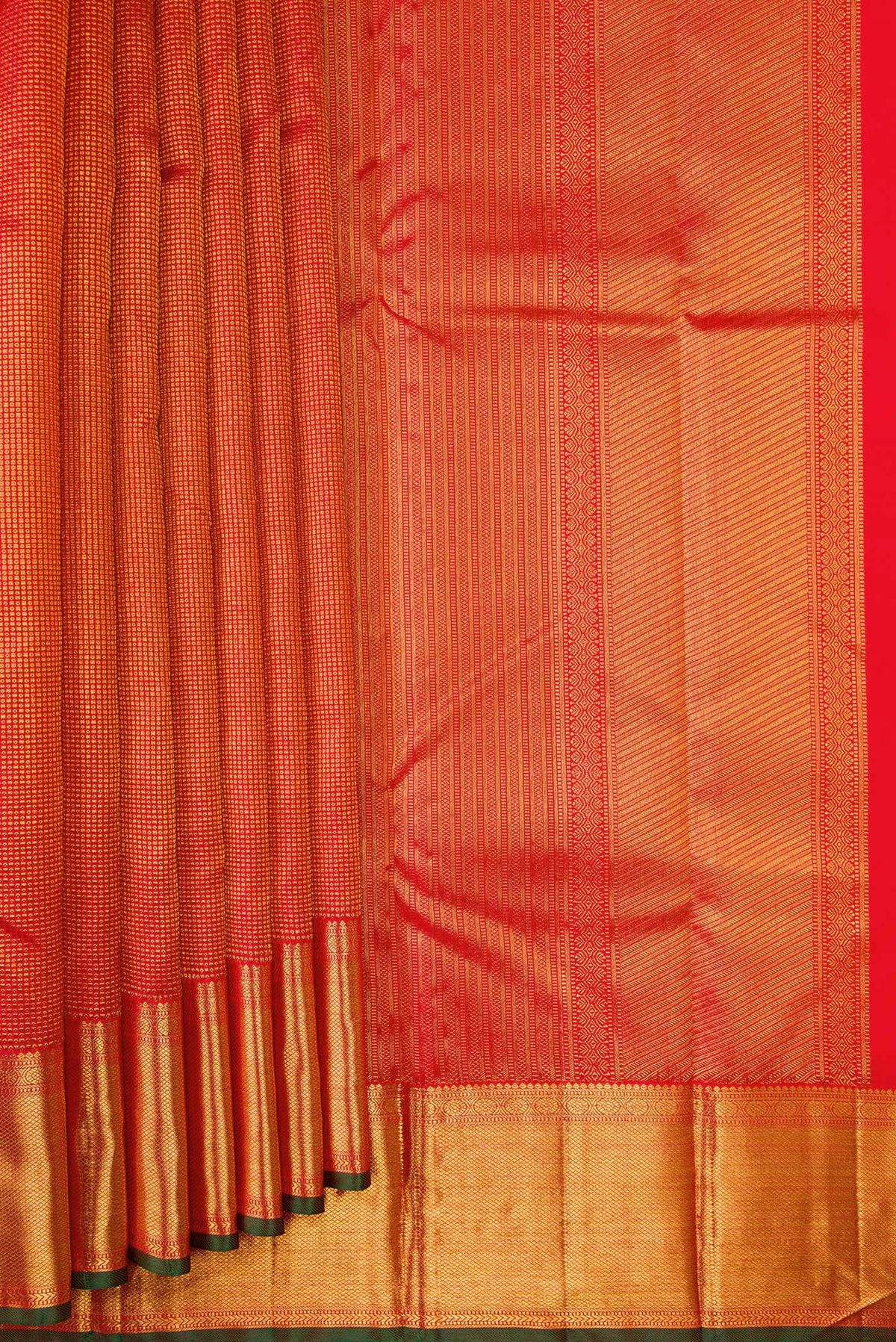 Pleats and pallu of Dark Pink Dual Tone Kanchipuram Silk Saree with Zari Brocade on the body and Zari Border. 