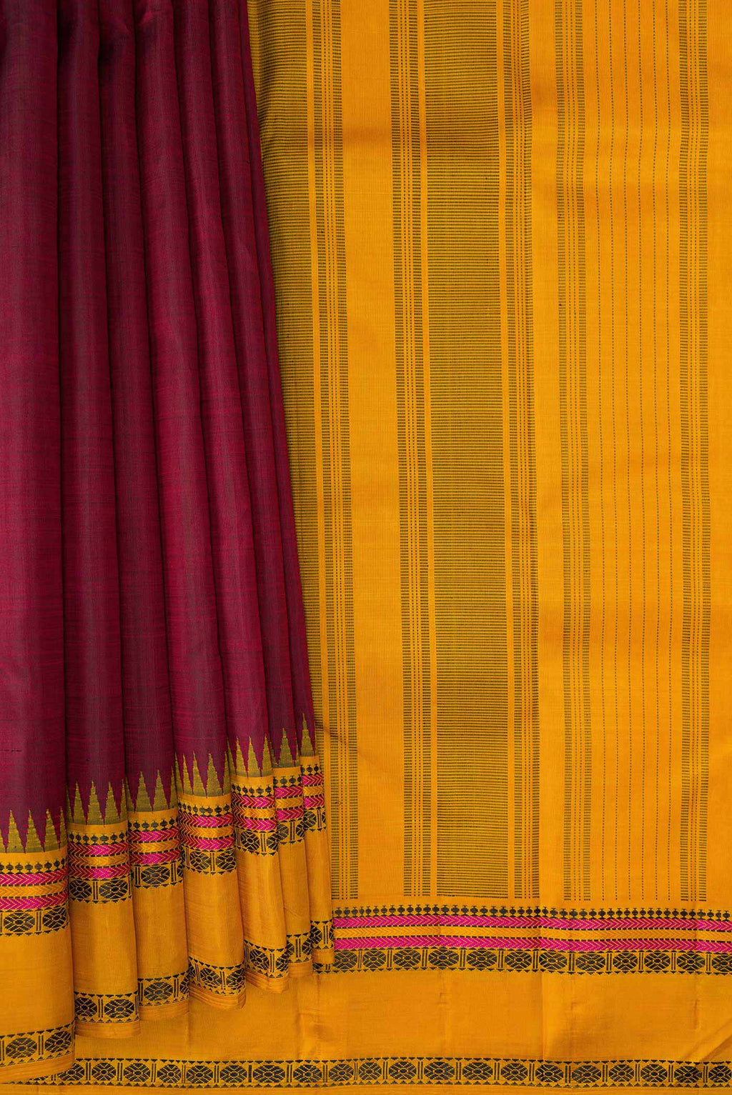 Pleats and pallu of Maroon Dual Tone Kanjivaram Silk Saree with Plain Body and Thread Border. 