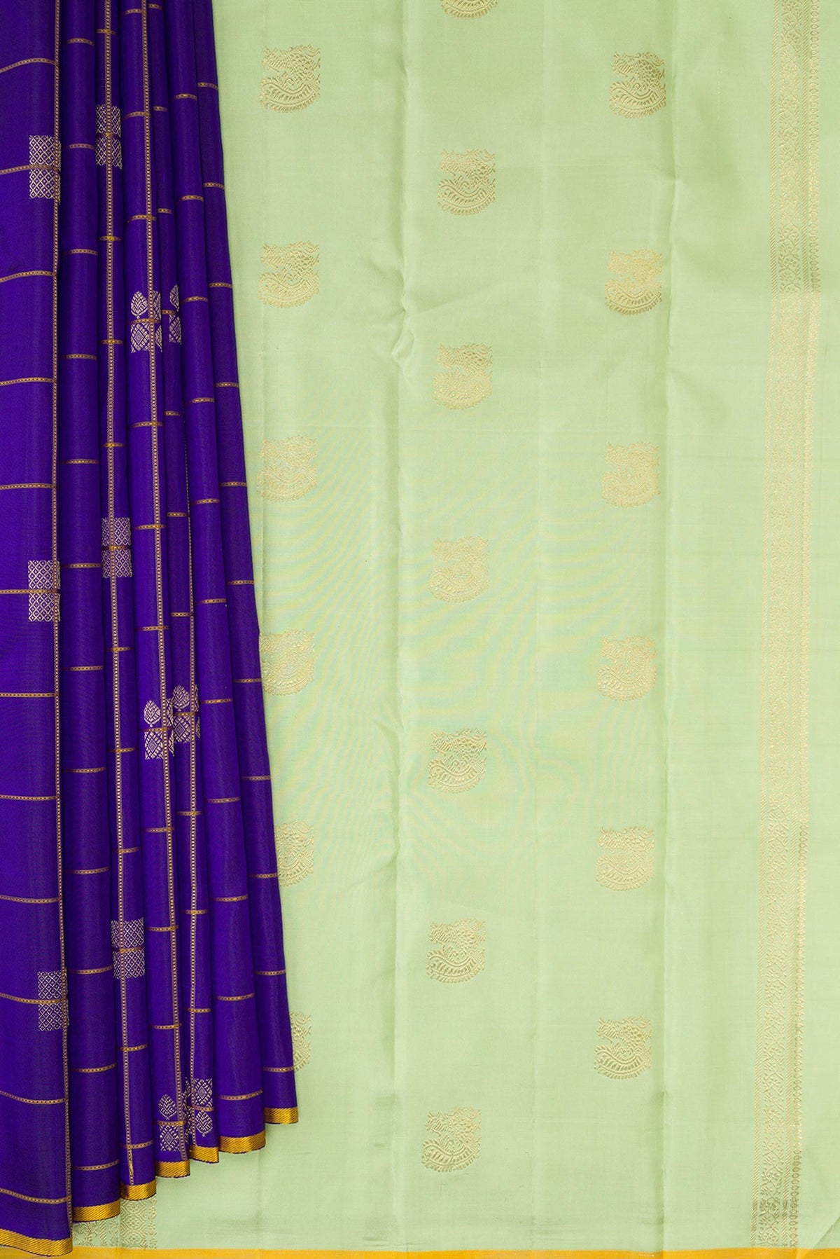 Pleats and pallu of Royal Blue Dual Tone Kanchipuram Silk Saree with Checked design on the body and Thin Zari Line