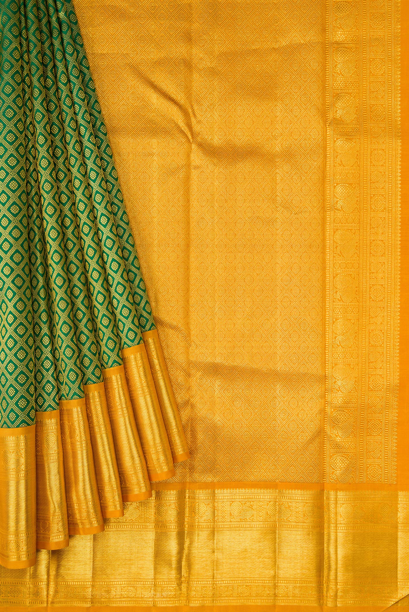 Pleats and pallu of Green Dual Tone Kanchipuram Silk Saree with Zari Brocade on the body and Zari Border. 