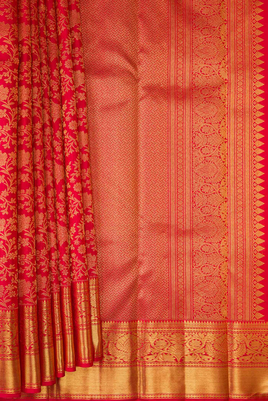 Pleats and pallu of Pure Silk Pure Zari Maroon Dual Tone Kanjivaram Saree with Zari Brocade on the body and Zari Border. 