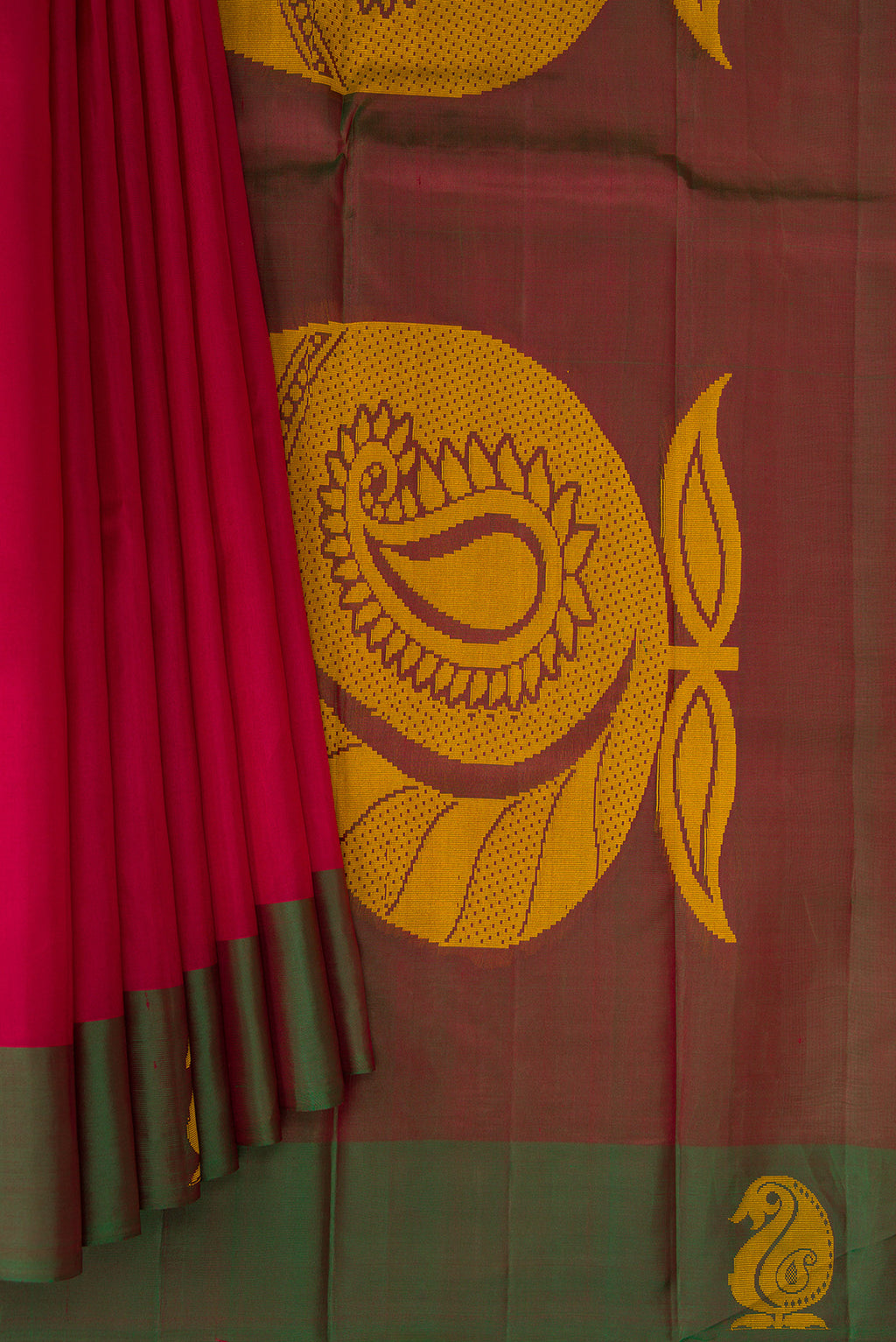 Pleats and pallu of Maroon Kanjivaram Silk Saree with Plain Body and Thread Border. 