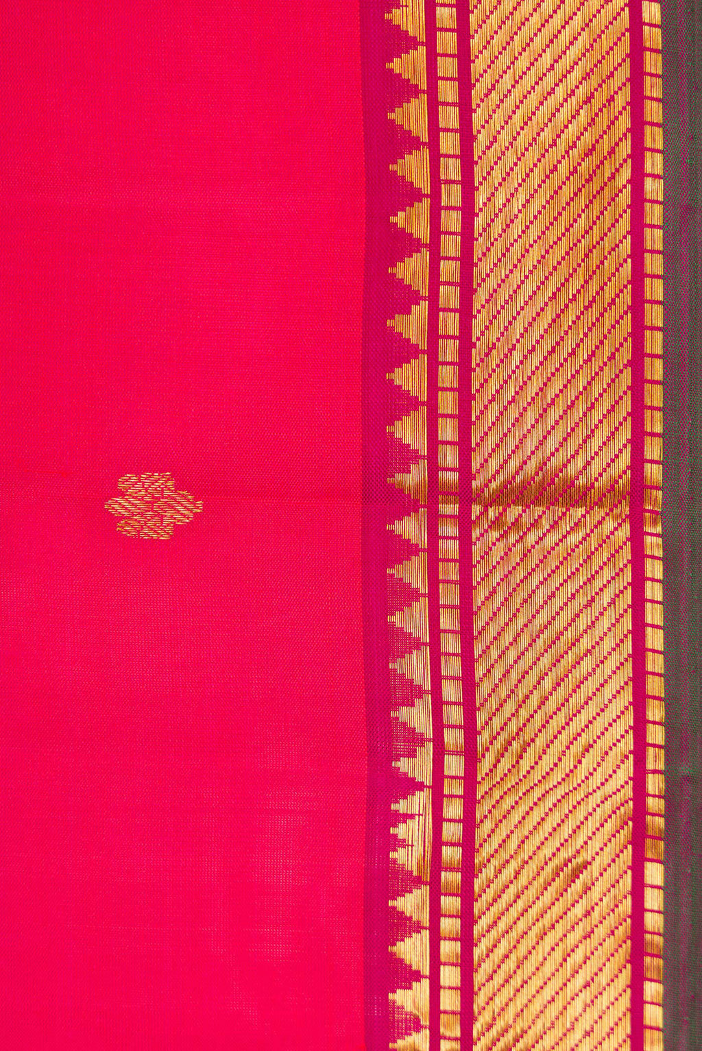 Border image of Dark Pink Dual Tone Kanchipuram Silk Saree with Zari Brocade on the body and Zari Border. 
