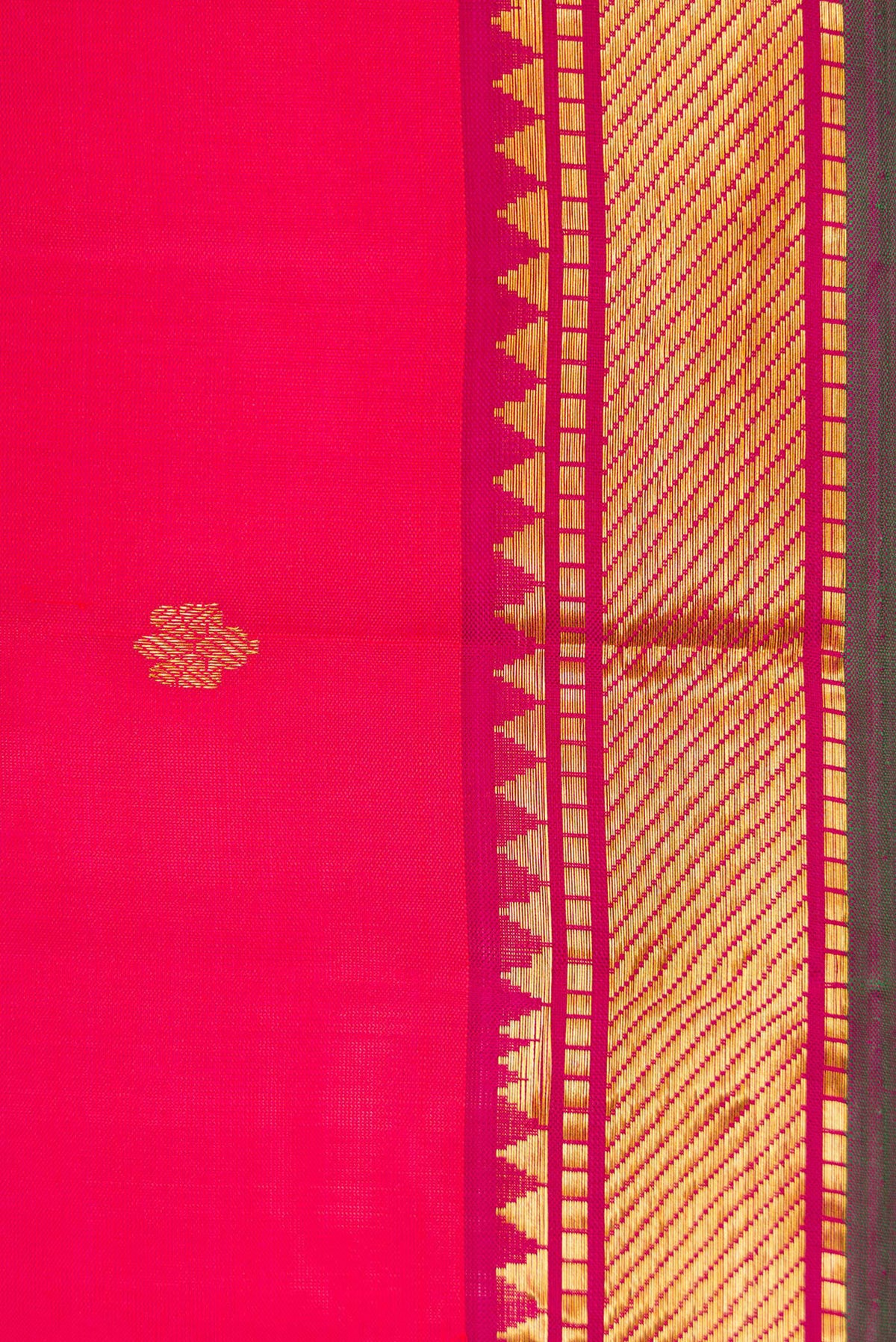 Border image of Dark Pink Dual Tone Kanchipuram Silk Saree with Zari Brocade on the body and Zari Border. 