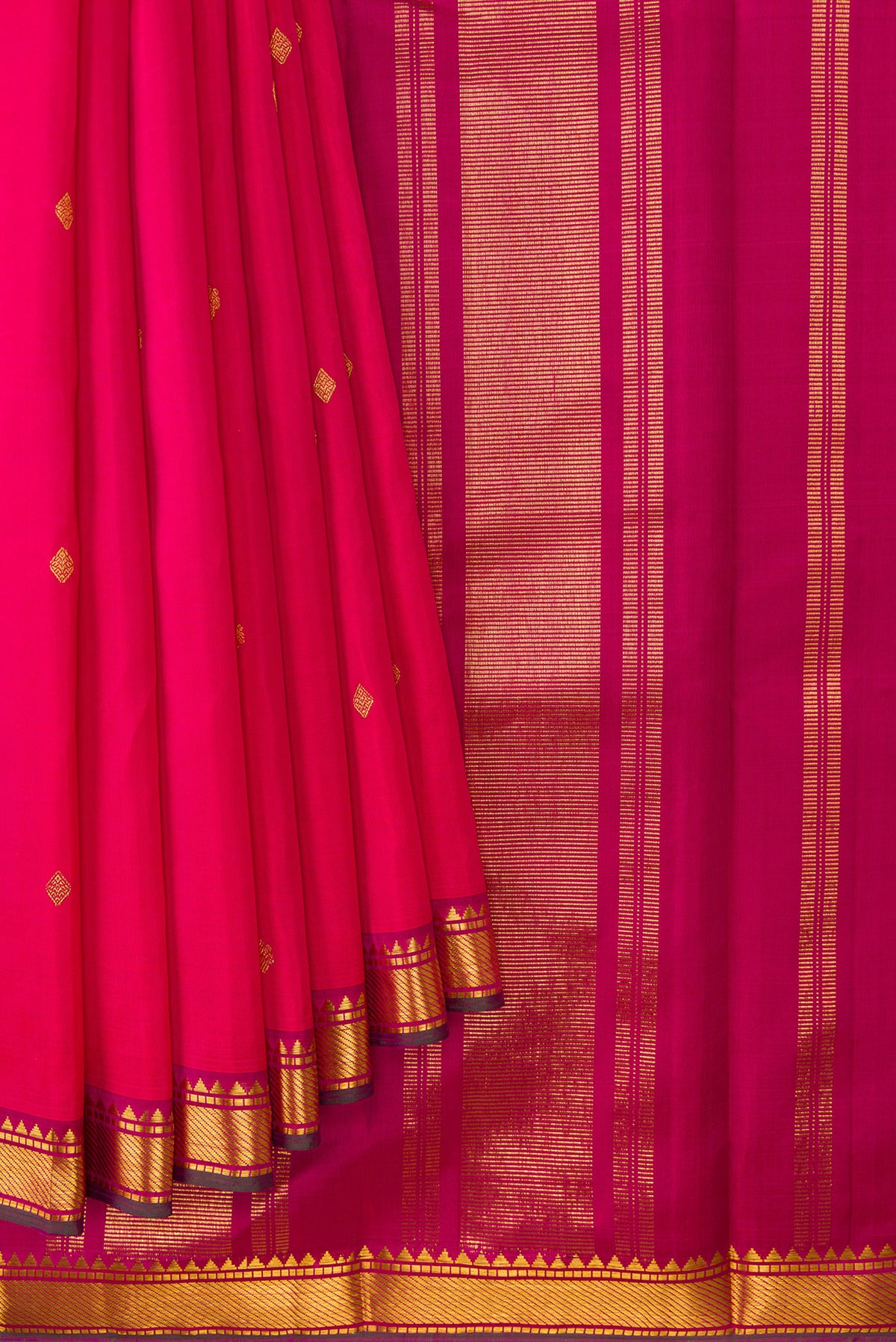 Pleats and pallu of Dark Pink Dual Tone Kanchipuram Silk Saree with Zari Brocade on the body and Zari Border. 