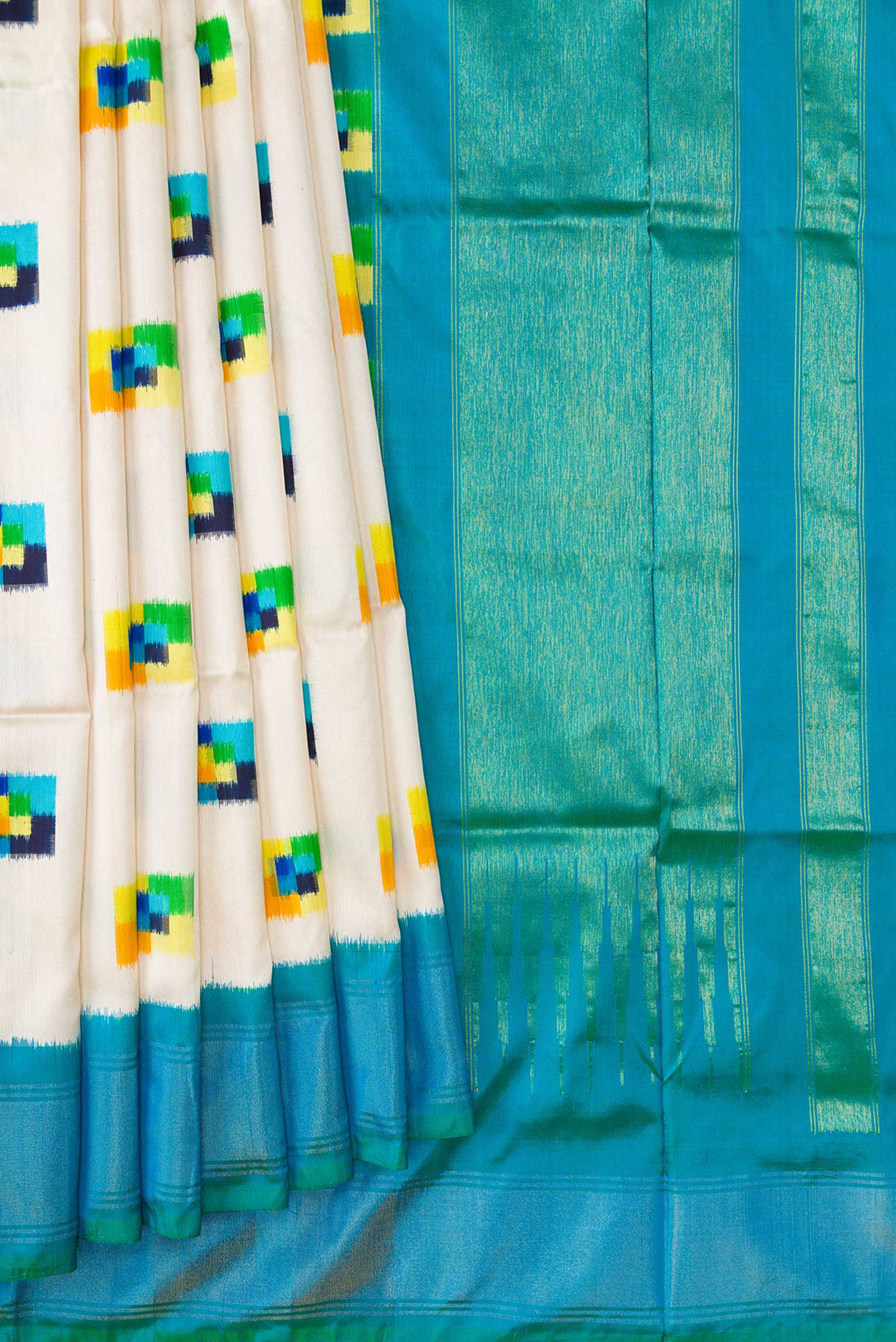 Pleats and pallu of Off White Pochampally Silk Saree with Pure Ikat on the body and Zari Border