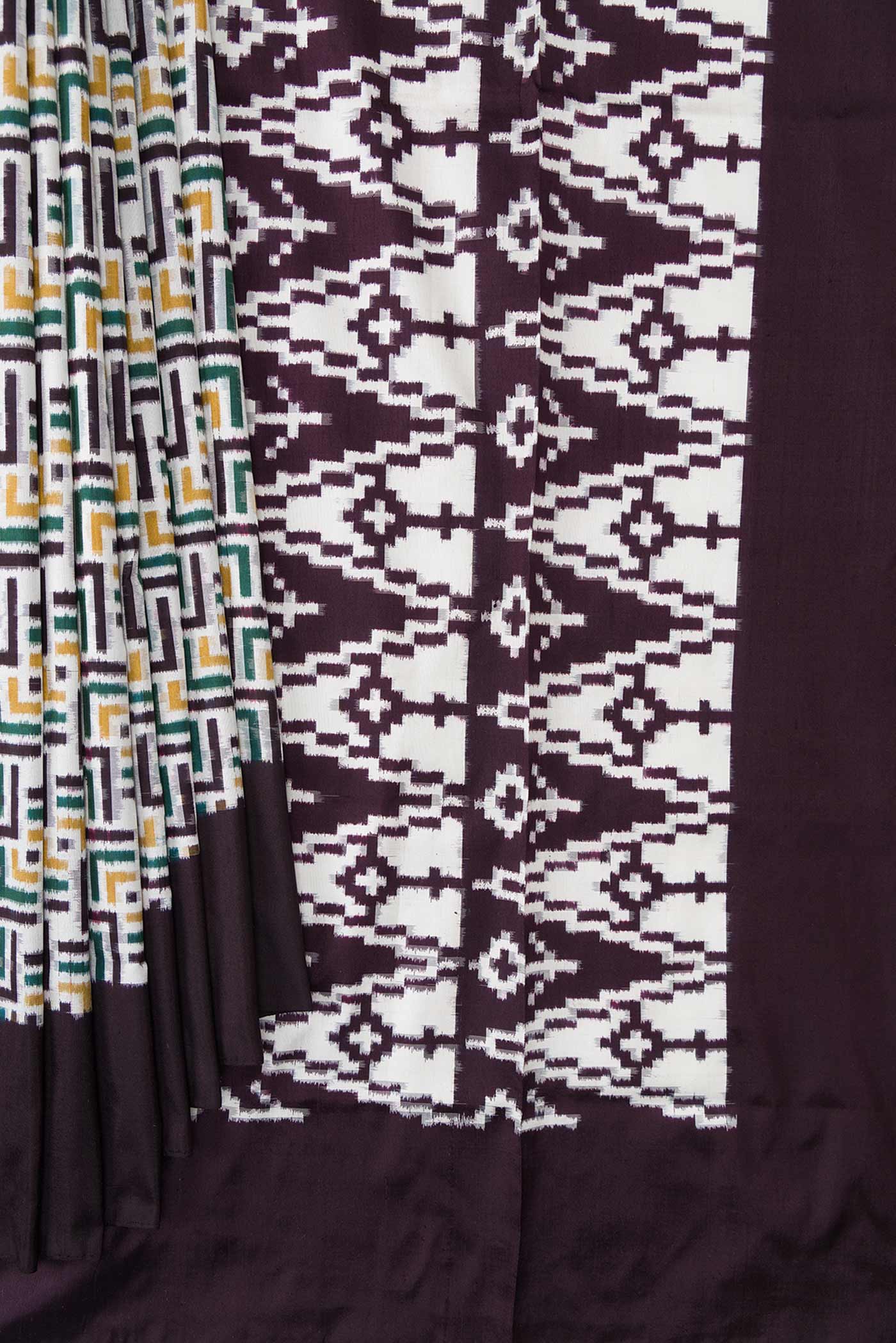 Pleats and pallu of Off White Pochampally Silk Saree with Pure Ikat on the body and Plain Border