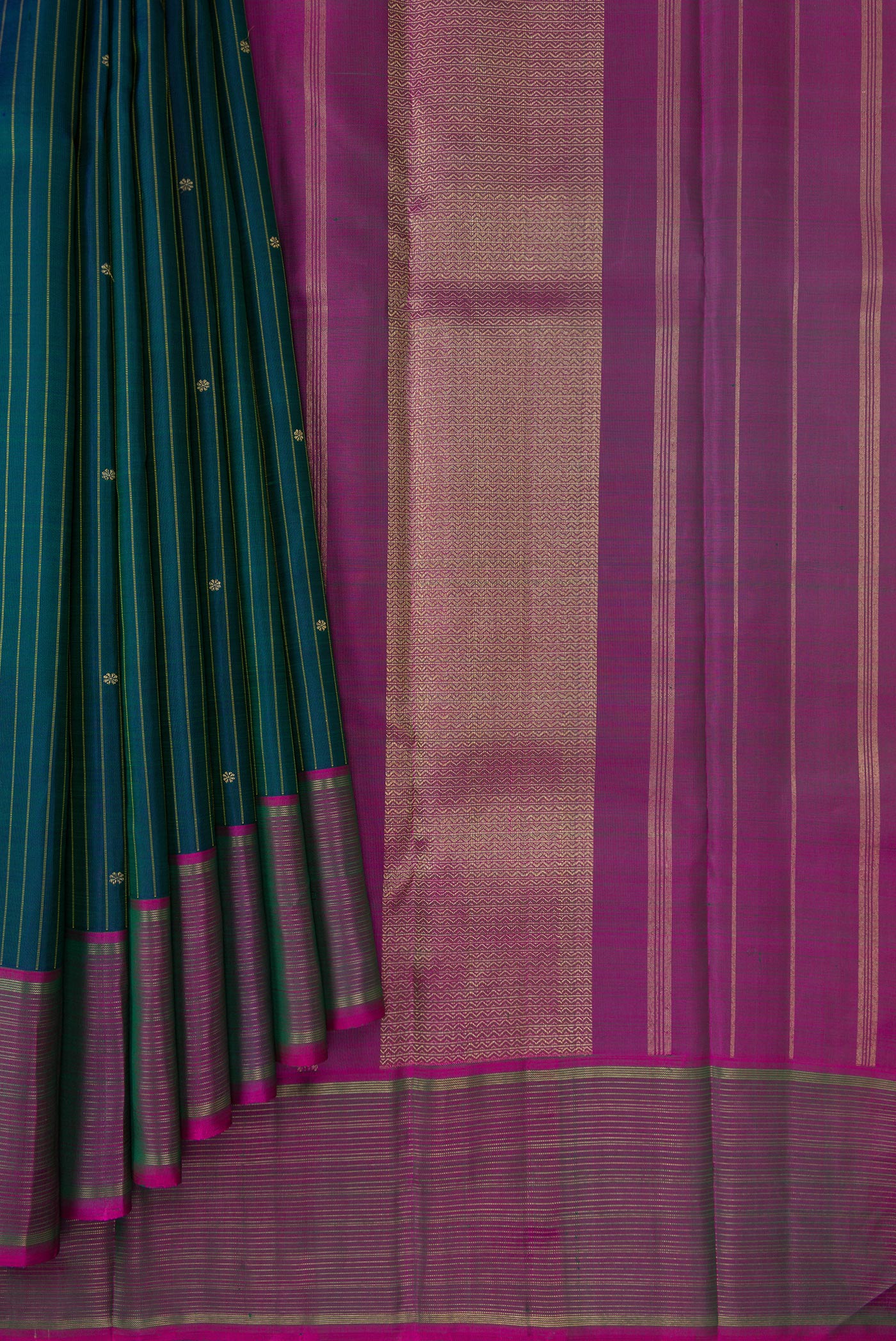 Pleats and pallu of Pure Silk Pure Zari Bottle Green Dual Tone Kanchipuram Saree with Checked design on the body and Zari Border. 