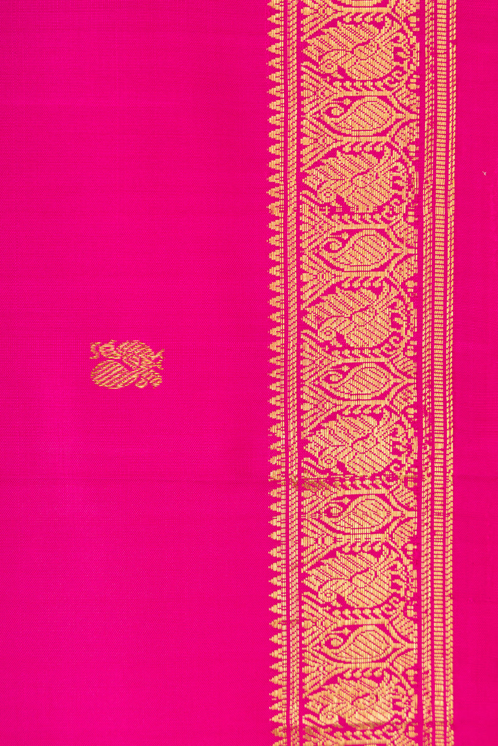 Border image of Pink Dual Tone Kanchipuram Silk Saree with Zari Butta on the body and Zari Border. 