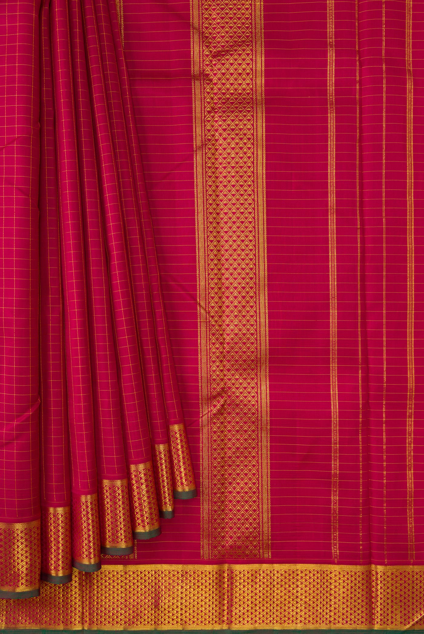 Pleats and pallu of Maroon Dual Tone Kanchipuram Silk Saree with Checked design on the body and Zari Border. 