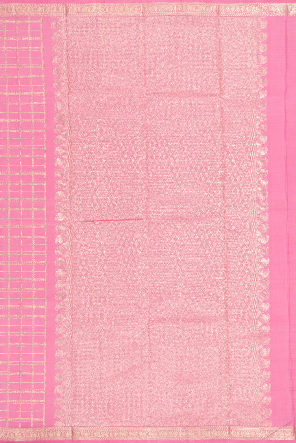 Close up image of the pallu of Pink Dual Tone Kanjivaram Silk Saree with Checked design on the body and Zari Border. 