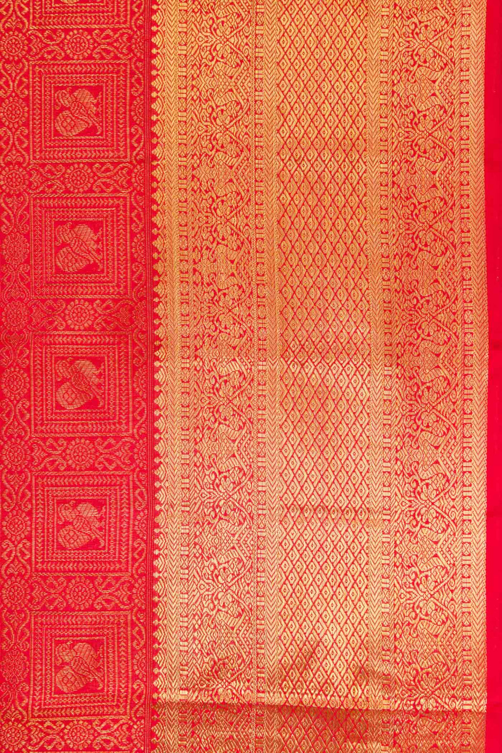 Border image of Pure Silk Pure Zari Red Dual Tone Kanchipuram Saree with Zari Brocade on the body and Zari Border