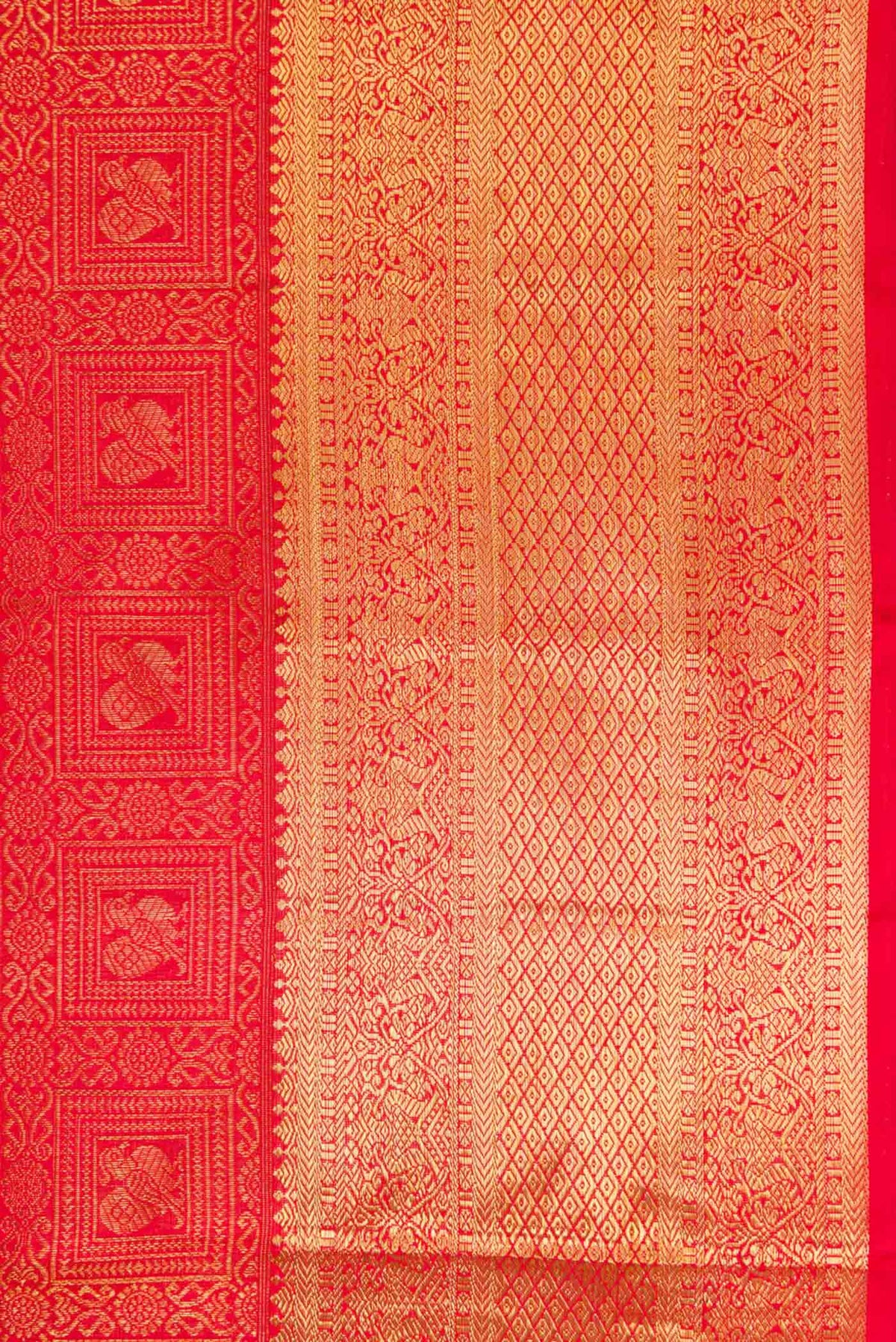 Border image of Pure Silk Pure Zari Red Dual Tone Kanchipuram Saree with Zari Brocade on the body and Zari Border