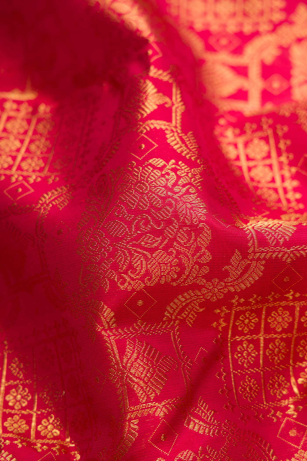 Close up of Pure Silk Pure Zari Dark Pink Dual Tone Kanchipuram Saree with Zari Brocade on the body and Zari Border displaying folds