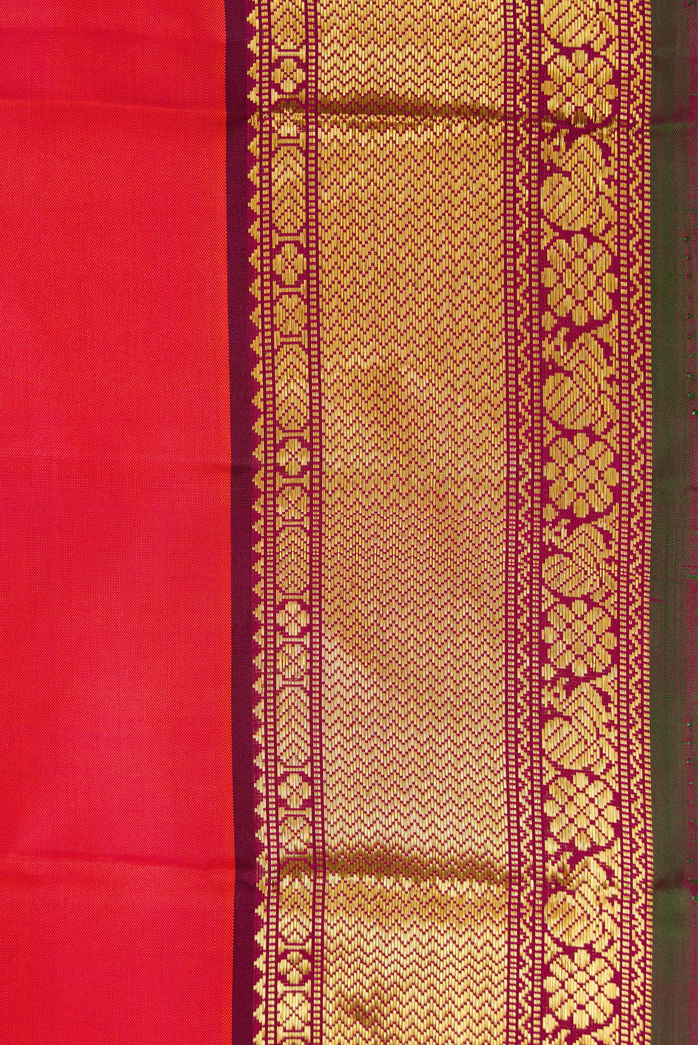 Border image of Pure Silk Pure Zari Dark Pink Dual Tone Kanchipuram Saree with Plain Body and Zari Border. 