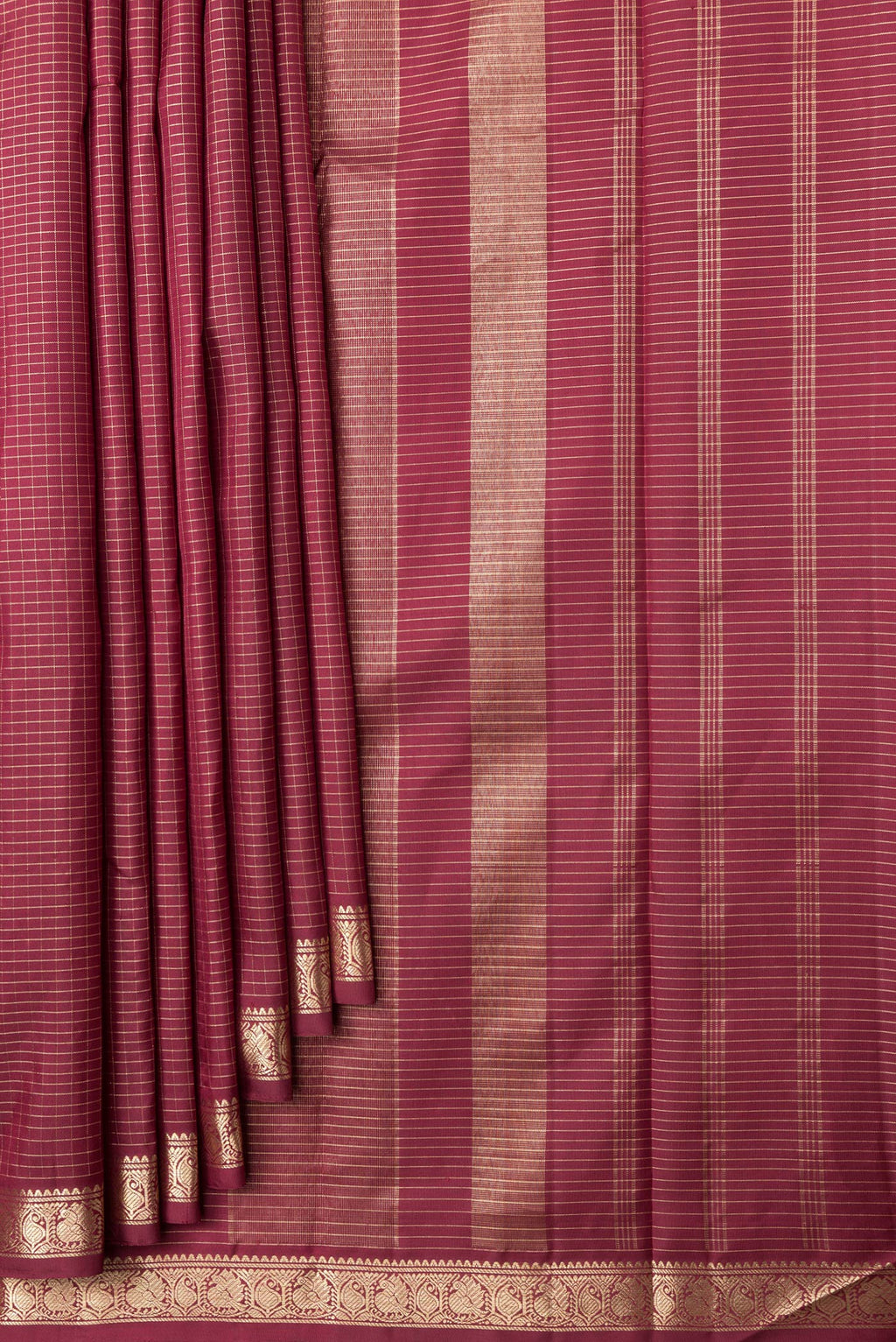 Pleats and pallu of Maroon Dual Tone Kanchipuram Silk Saree with Checked design on the body and Zari Border. 