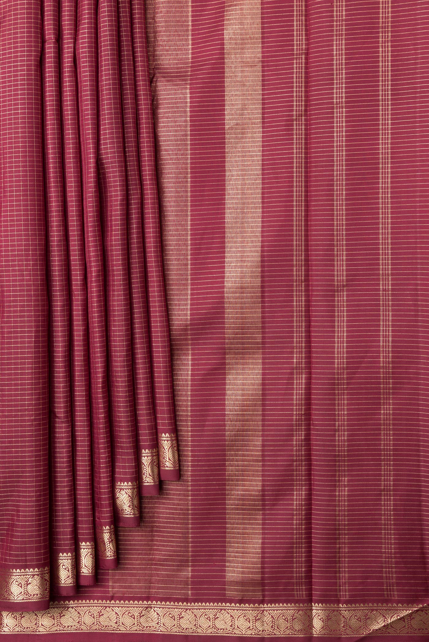 Pleats and pallu of Maroon Dual Tone Kanchipuram Silk Saree with Checked design on the body and Zari Border. 