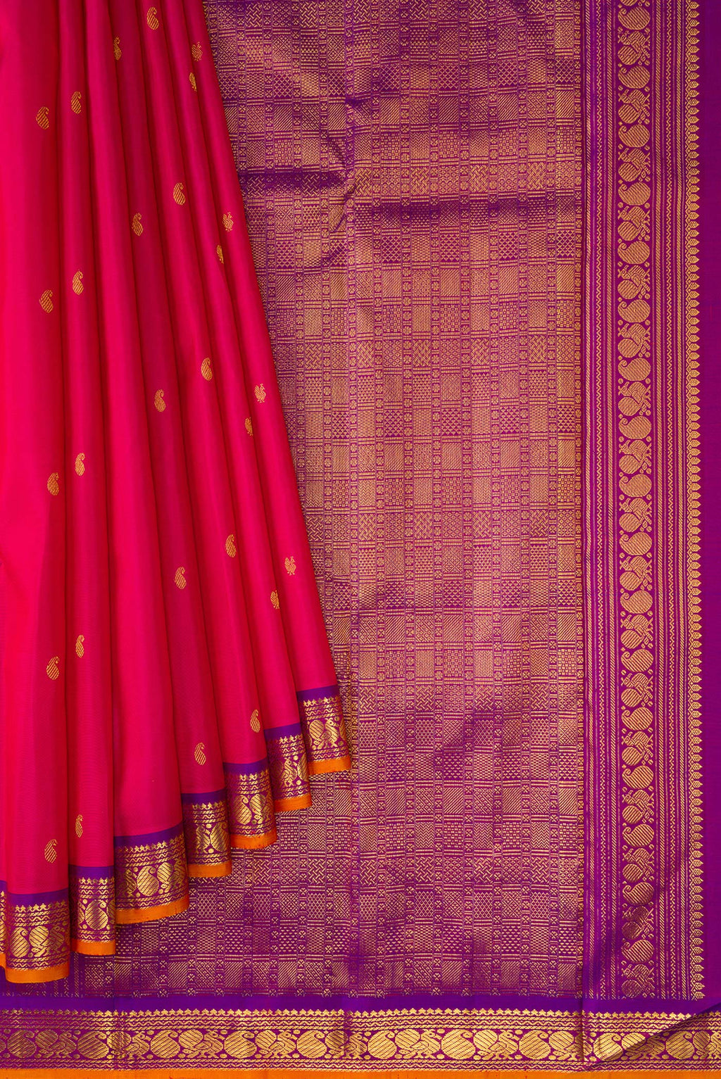 Pleats and pallu of Pink Dual Tone Kanchipuram Silk Saree with Zari Butta on the body and Zari Border. 