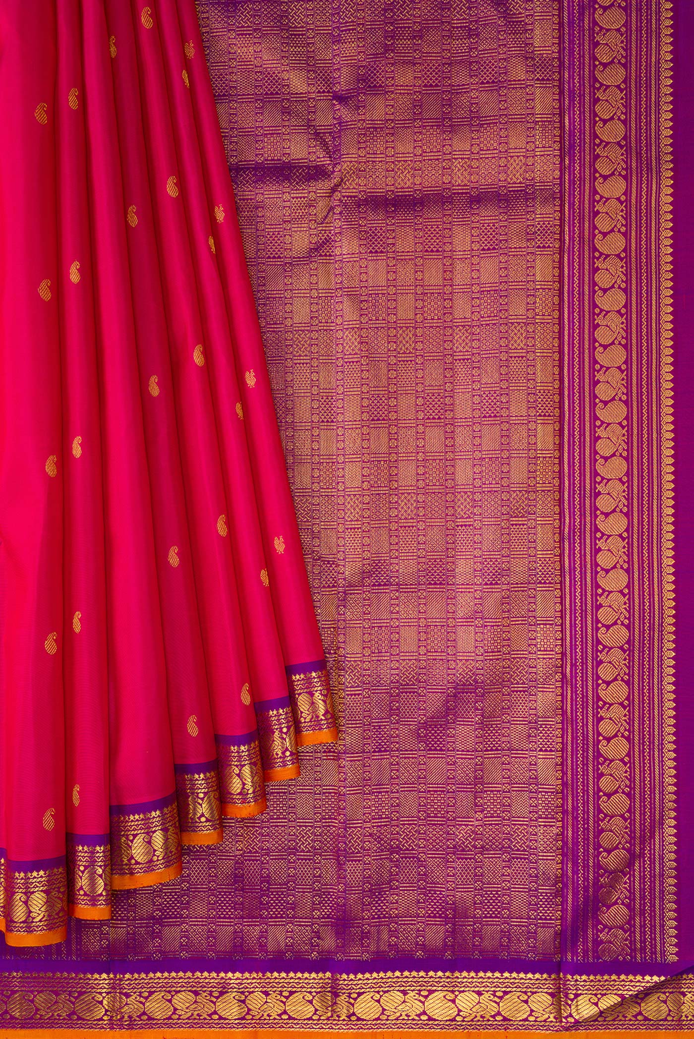 Pleats and pallu of Pink Dual Tone Kanchipuram Silk Saree with Zari Butta on the body and Zari Border. 