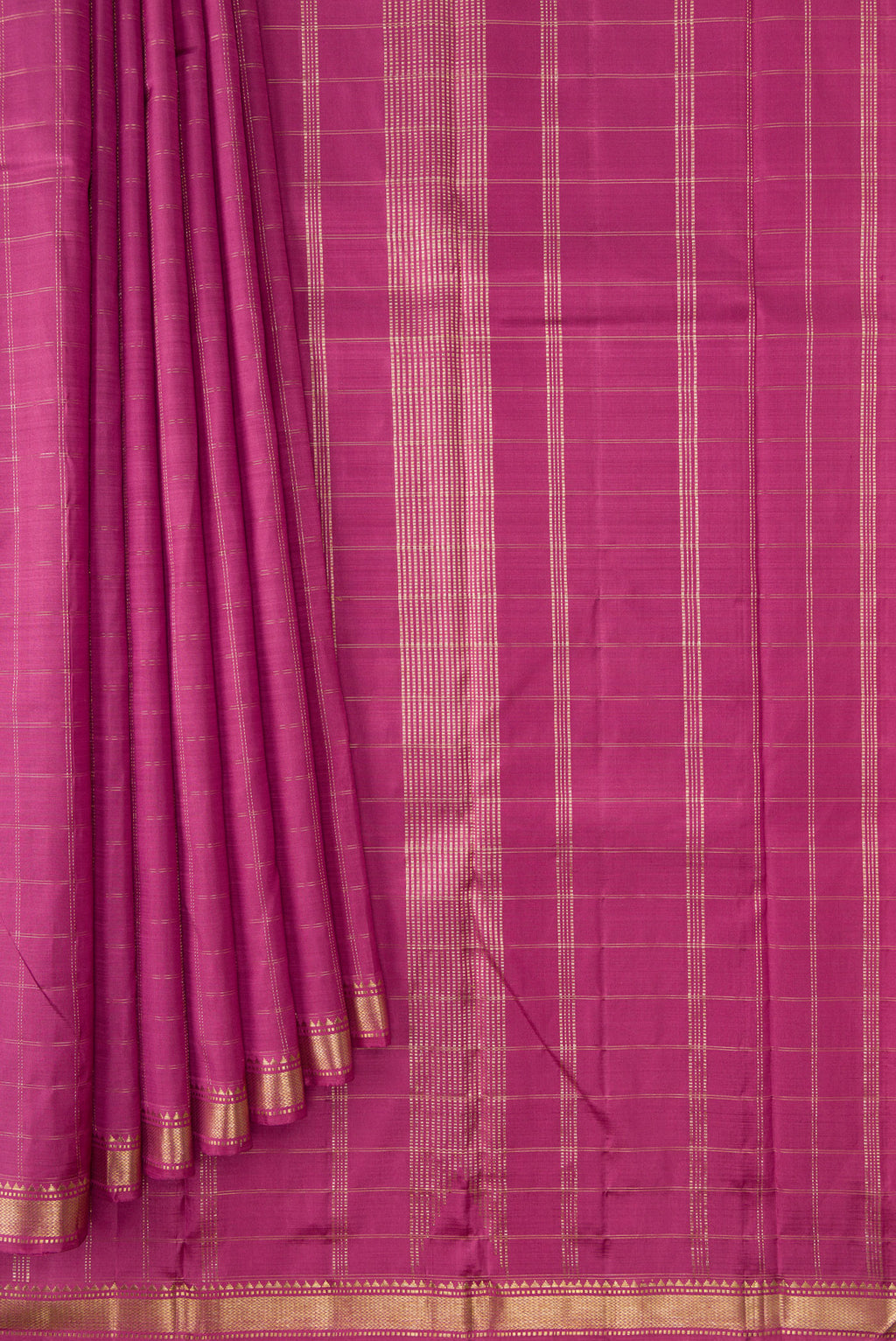 Pleats and pallu of Pink Dual Tone Kanchipuram Silk Saree with Checked design on the body and Zari Border. 