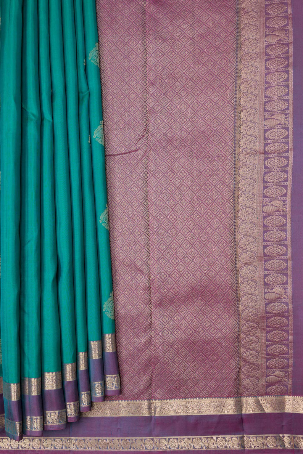 Pleats and pallu of Green Dual Tone Kanchipuram Silk Saree with Zari Butta on the body and Zari Border. 