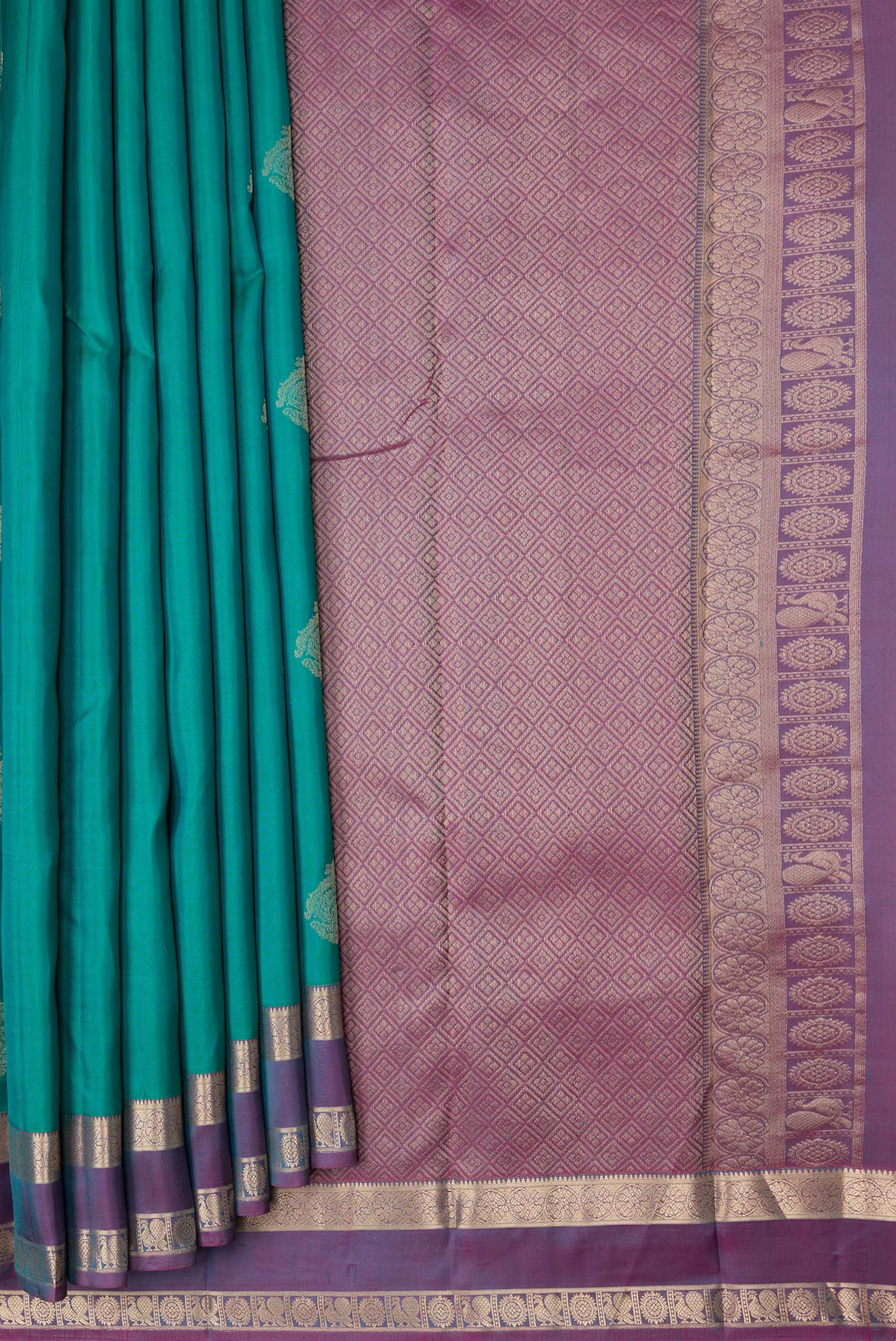 Pleats and pallu of Green Dual Tone Kanchipuram Silk Saree with Zari Butta on the body and Zari Border. 