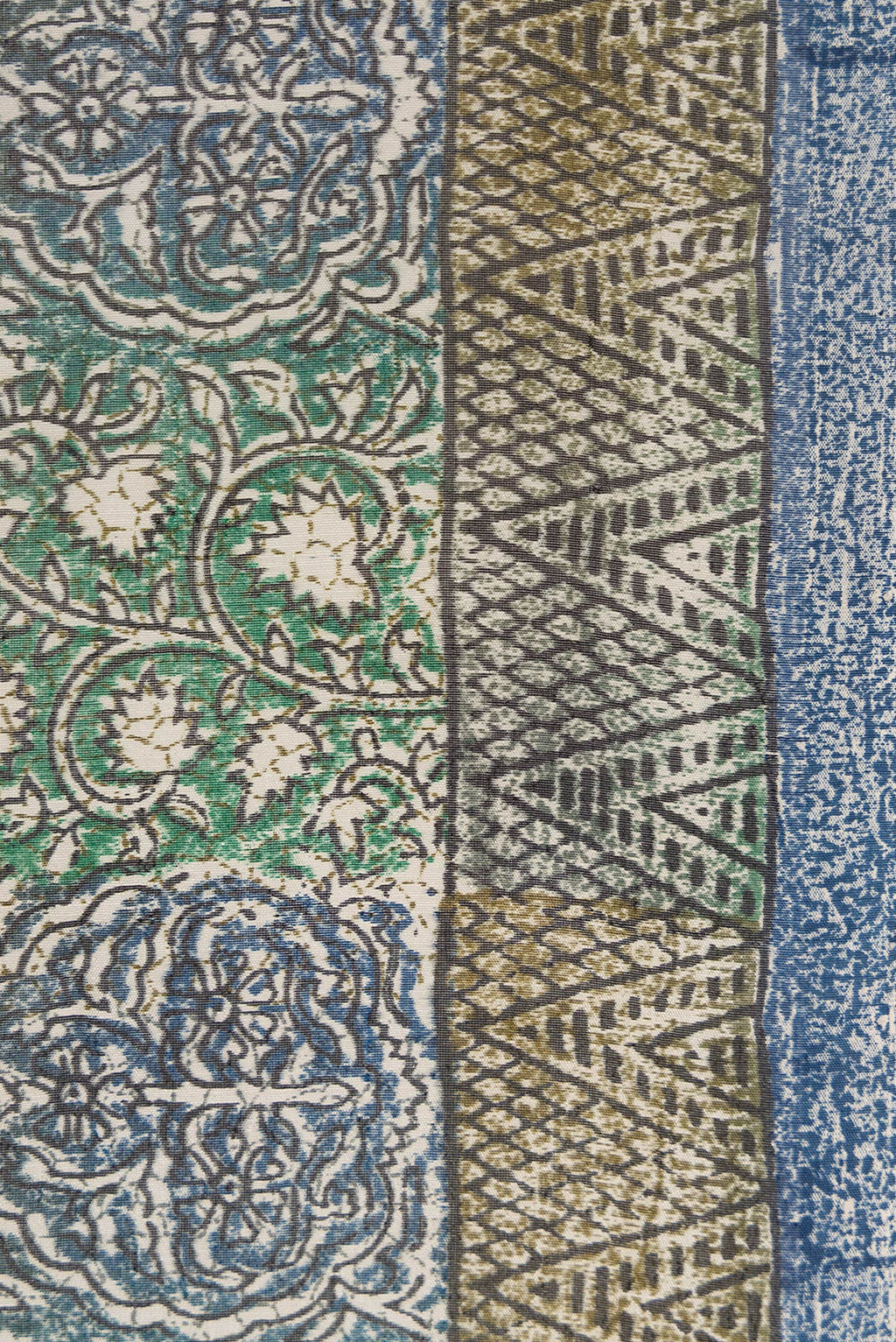Border image of Grey Dual Tone Tussar Silk Saree with Printed design on the body and Printed Border. 