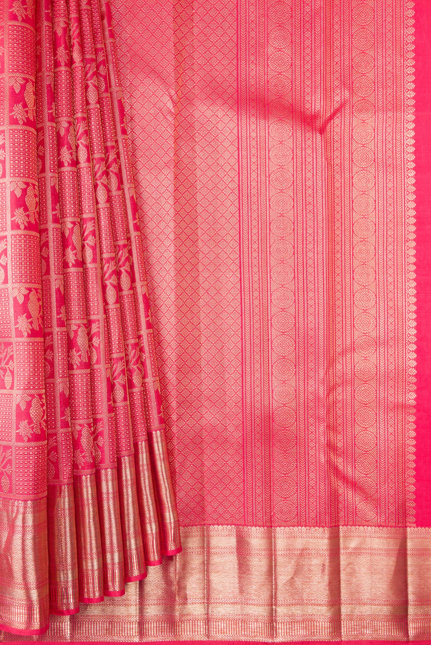 Pleats and pallu of Pink Dual Tone Kanchipuram Silk Saree with Zari Brocade on the body and Zari Border. 