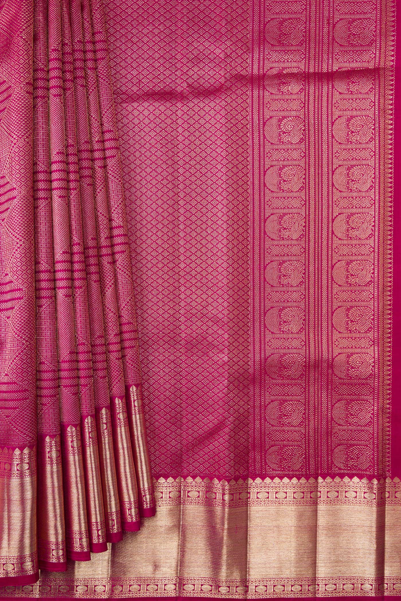 Pleats and pallu of Magenta Dual Tone Kanchipuram Silk Saree with Zari Brocade on the body and Zari Border. 