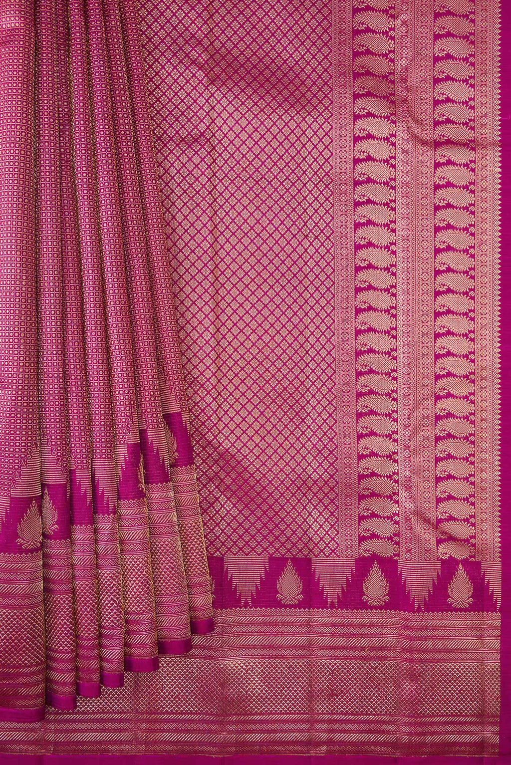 Pleats and pallu of Magenta Dual Tone Kanchipuram Silk Saree with Zari Brocade on the body and Fancy Border. 