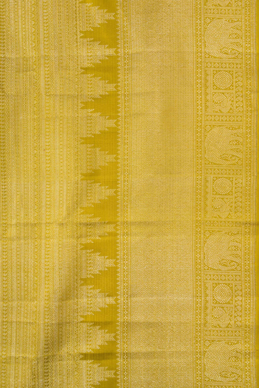 Border image of Mehandi Green Dual Tone Kanchipuram Silk Saree with Zari Brocade on the body and Zari Border. 