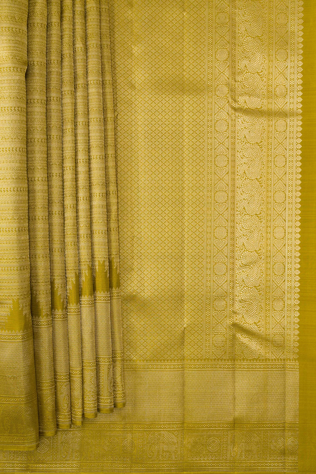 Pleats and pallu of Mehandi Green Dual Tone Kanchipuram Silk Saree with Zari Brocade on the body and Zari Border. 