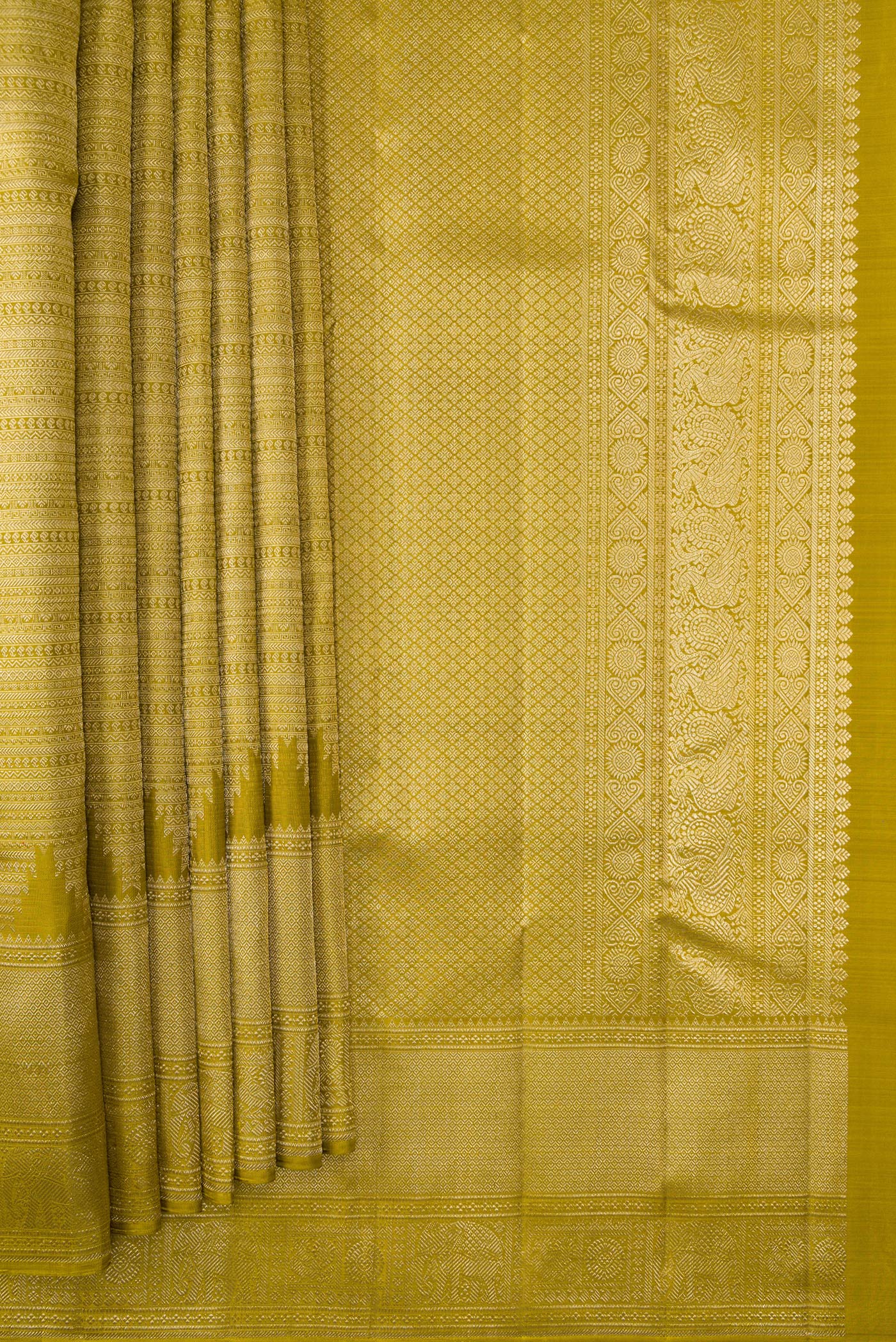 Pleats and pallu of Mehandi Green Dual Tone Kanchipuram Silk Saree with Zari Brocade on the body and Zari Border. 