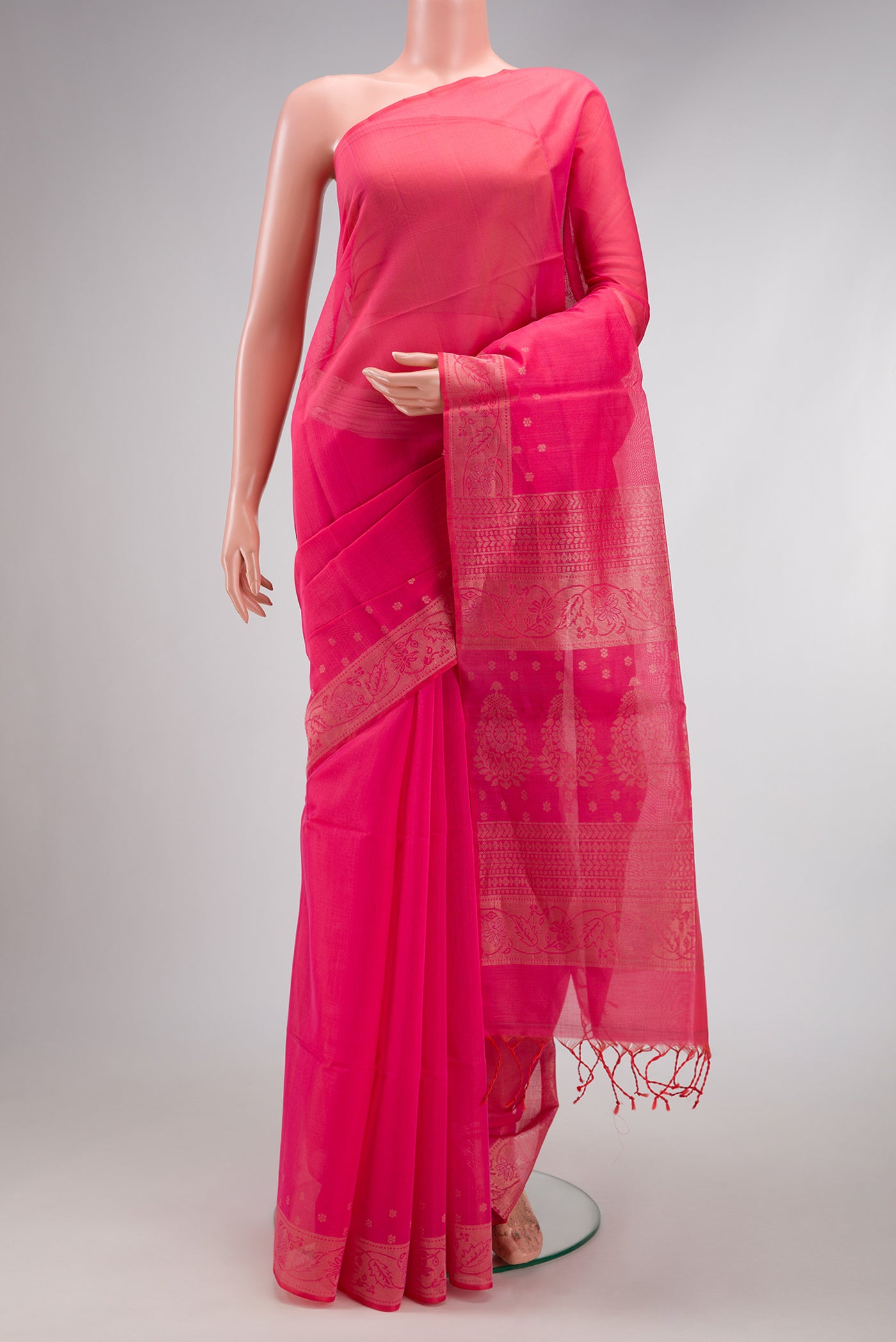 Pink Silk Cotton Saree with Plain Body and Fancy Border.  displayed on a mannequin